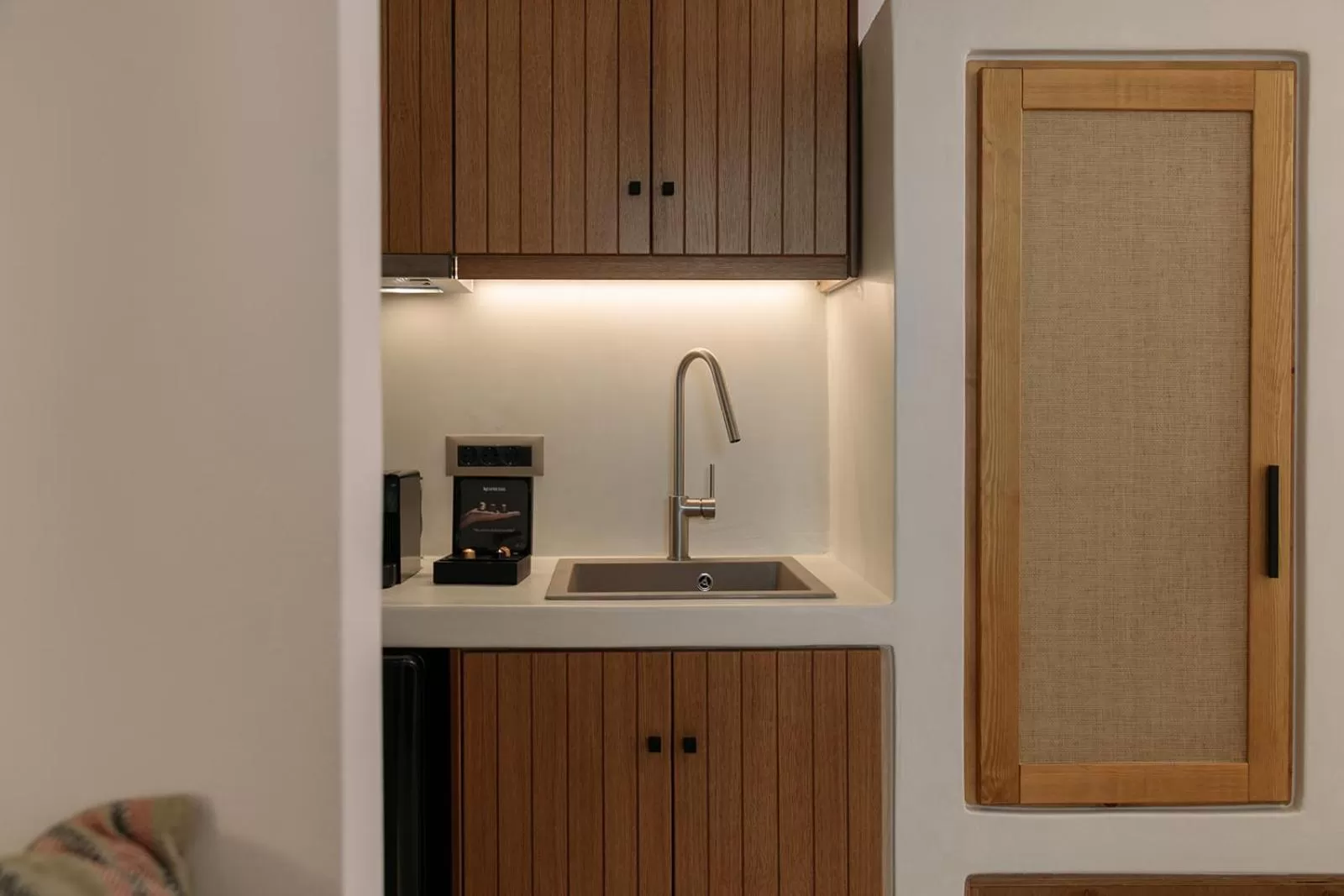 Coffee/tea facilities, Kitchen/Kitchenette in Makava Suites Naxos