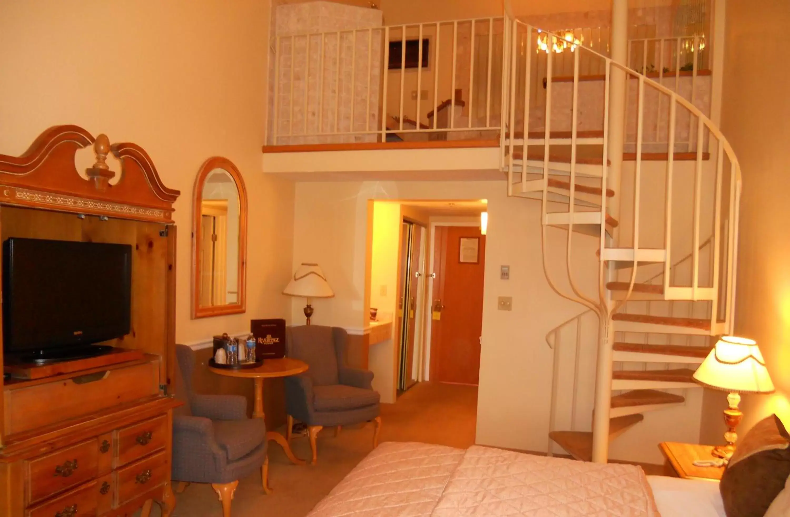 Deluxe Suite with Spa Bath in Riveredge Resort Hotel Deluxe Suite with Spa Bath in Riveredge Resort Hotel