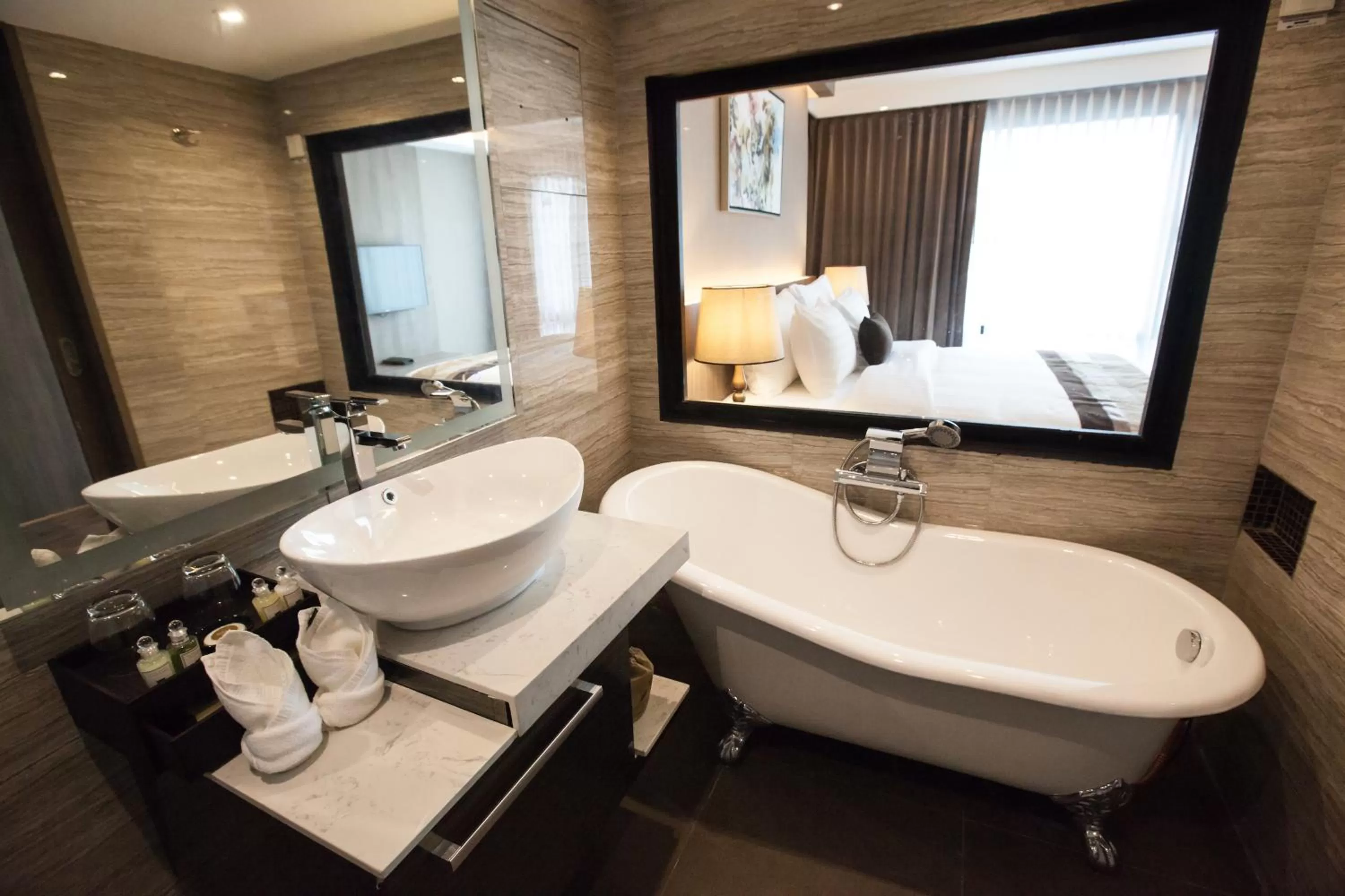 Bathroom, Bed in Arte Hotel - SHA Extra Plus