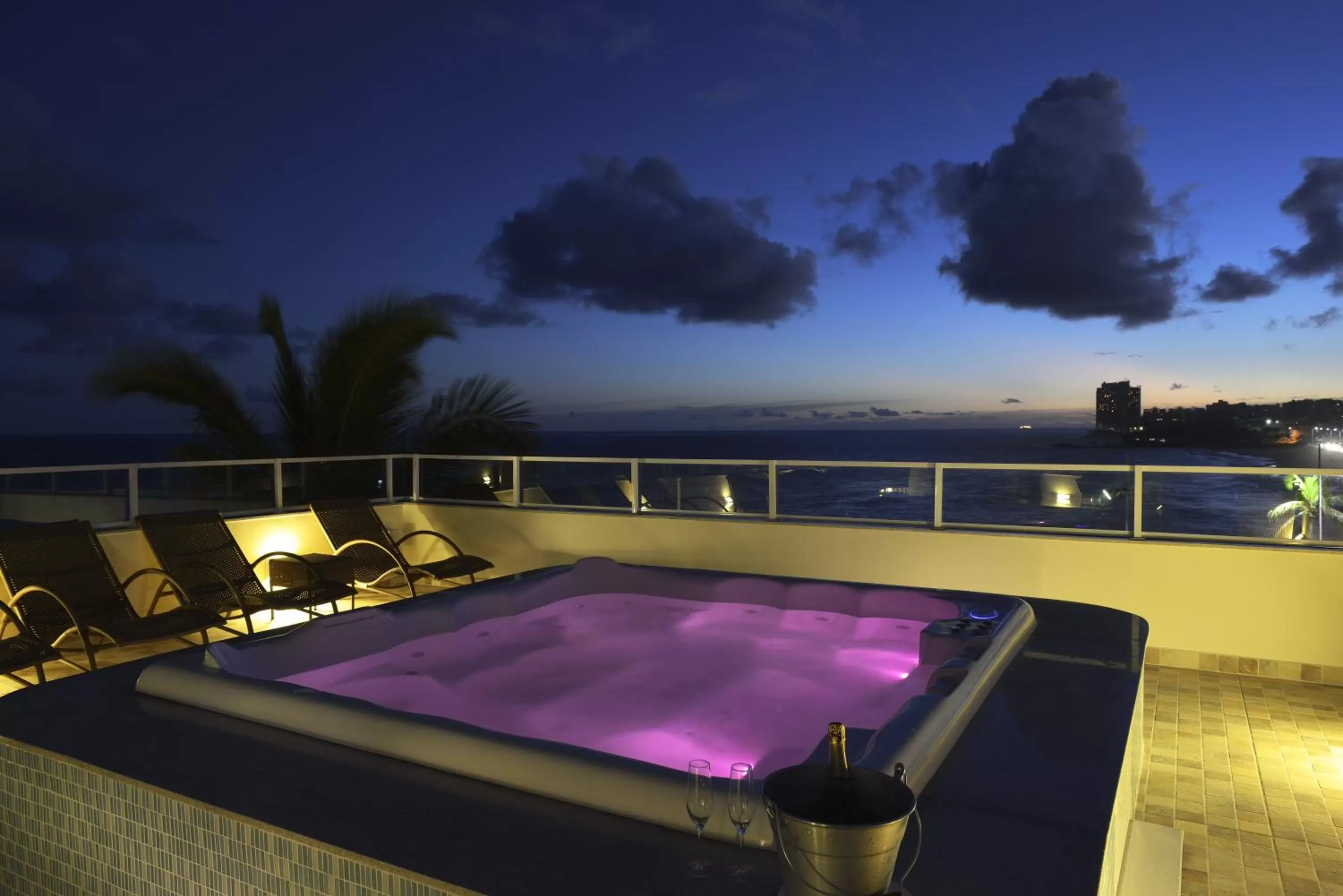 Hot Tub in Rede Andrade Express