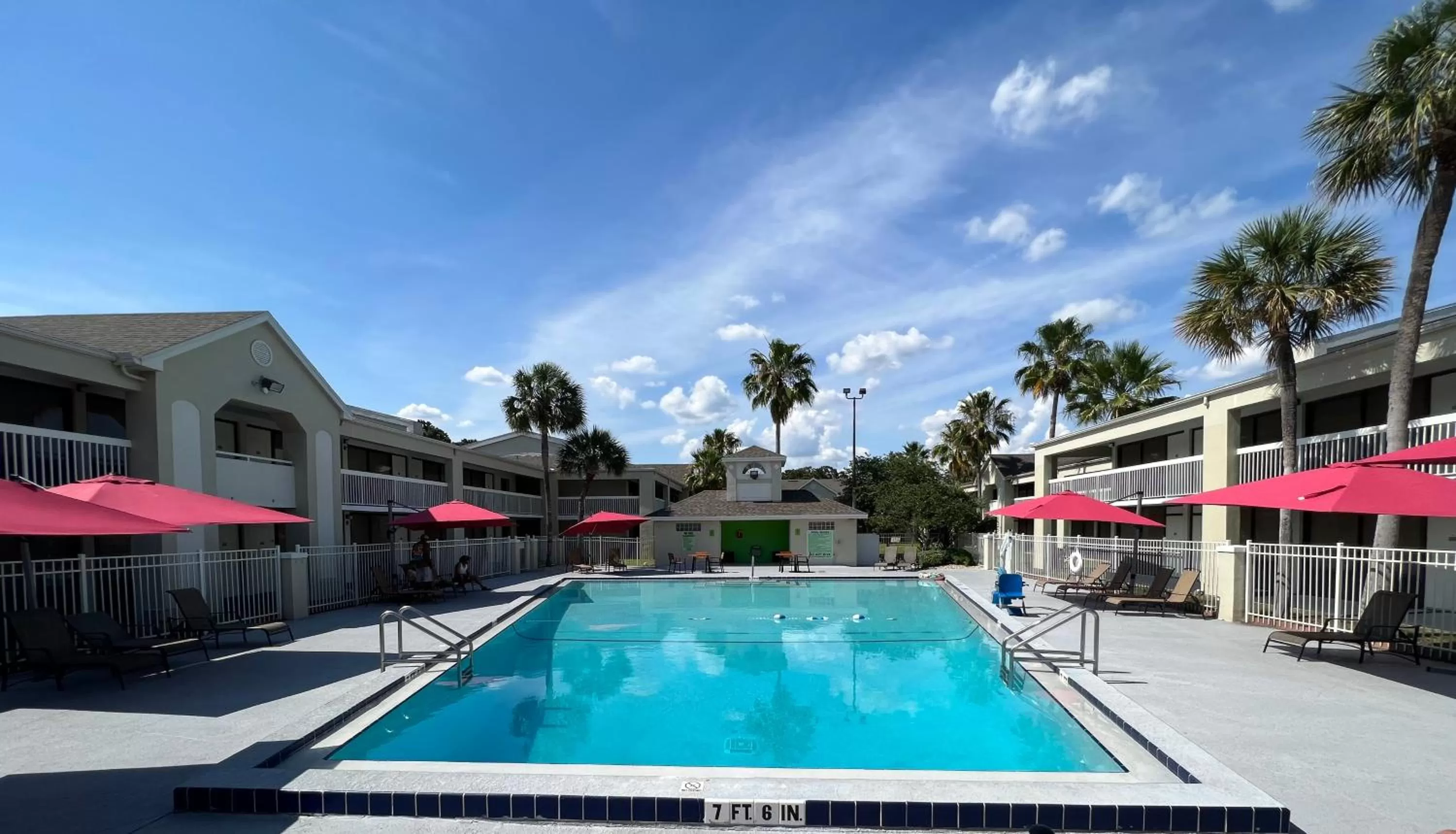 Swimming pool in Hotel Room Near Disney 4 People
