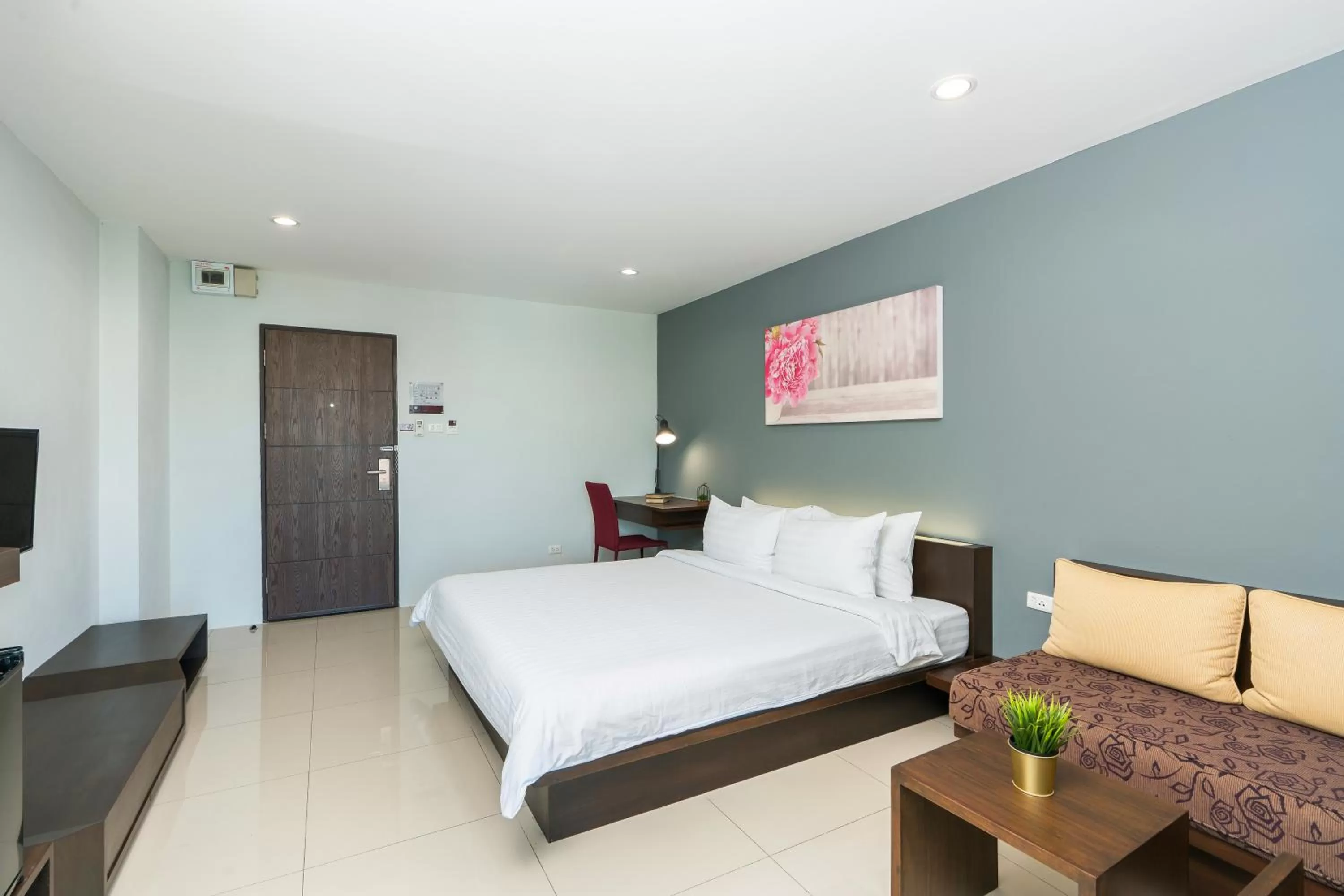 Photo of the whole room, Bed in De Botan Srinakarin Hotel & Residence