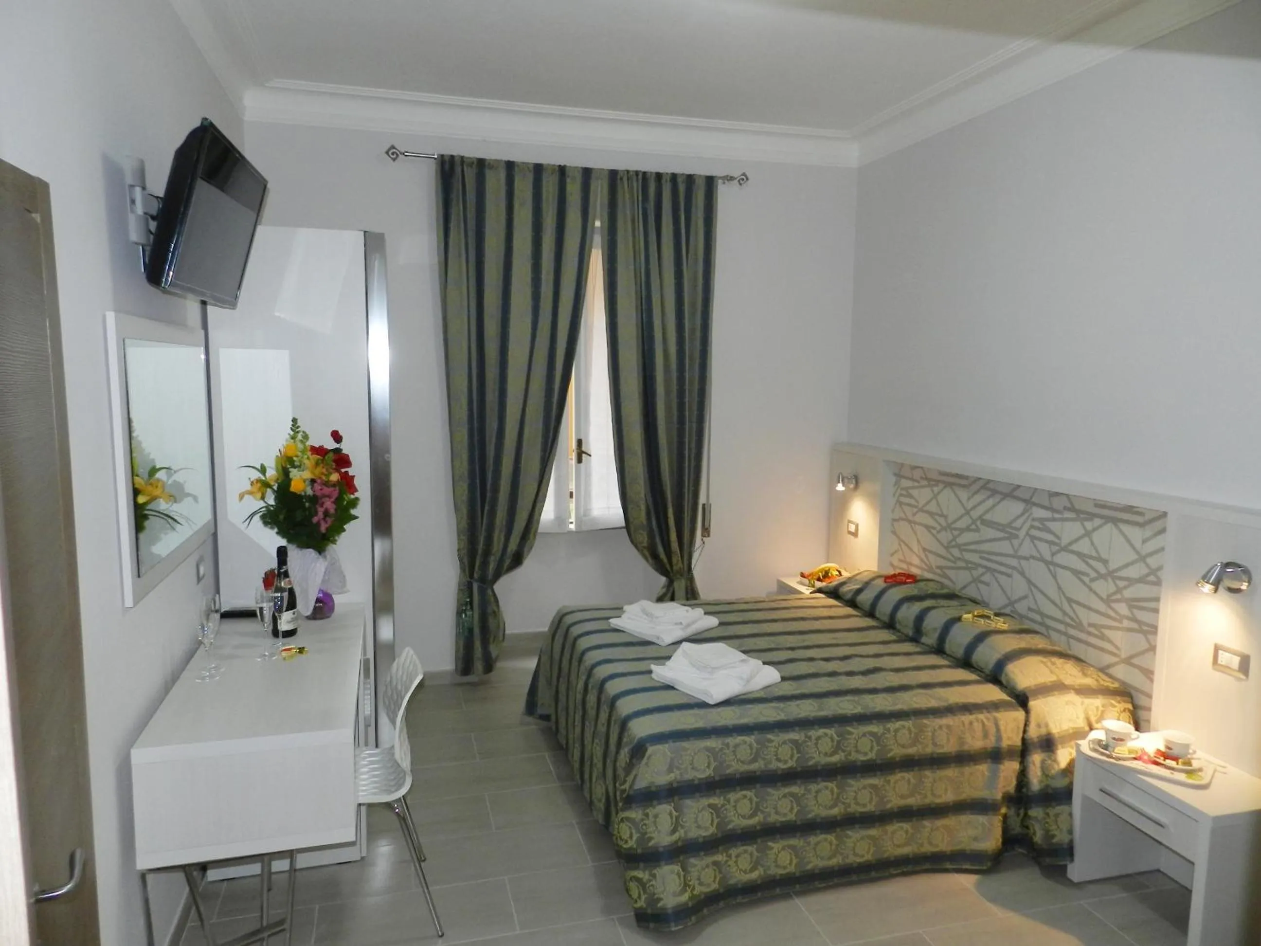 Photo of the whole room, Bed in Vatican Rome