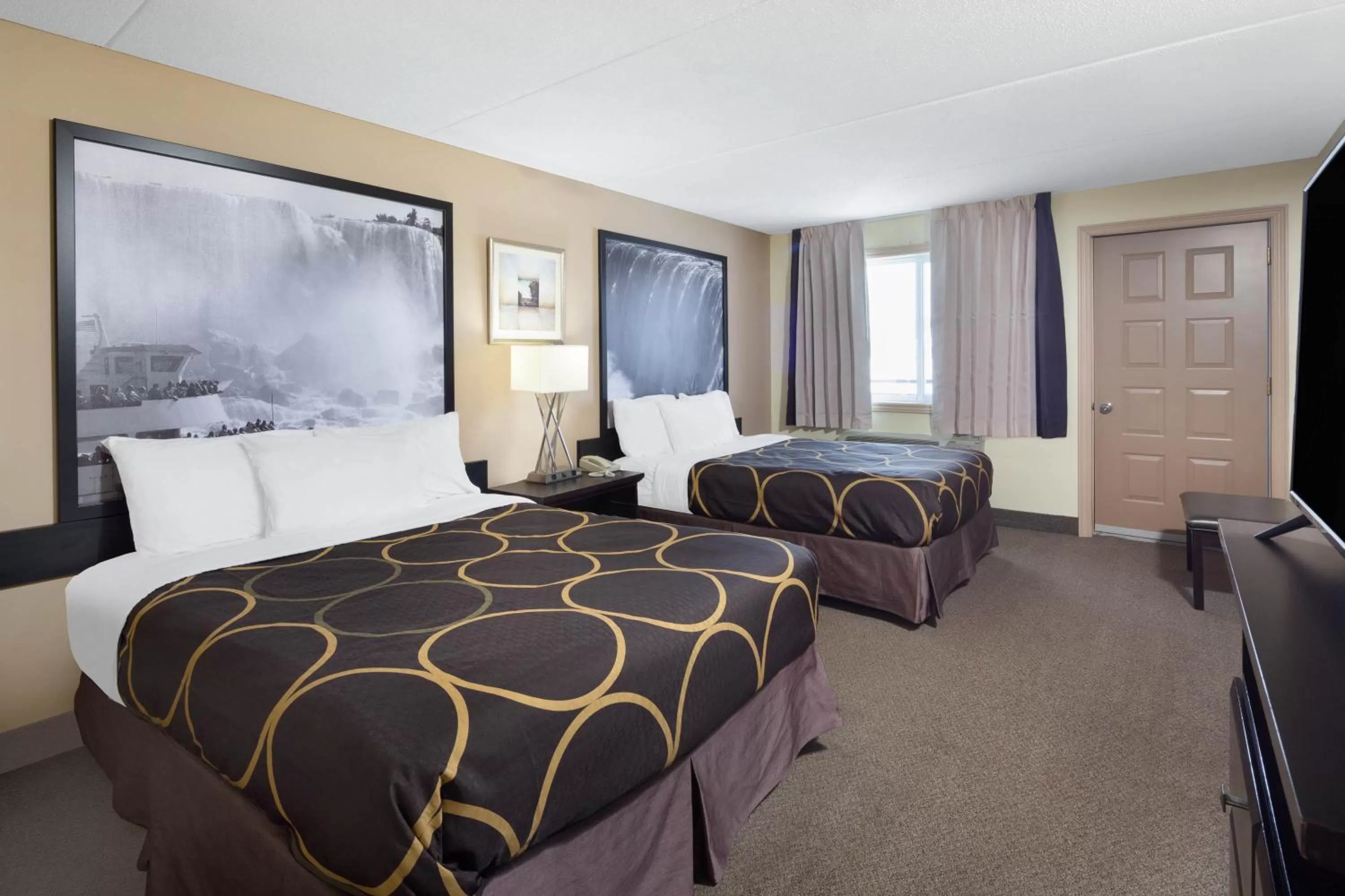 Photo of the whole room, Bed in Super 8 by Wyndham Niagara Falls by the Falls