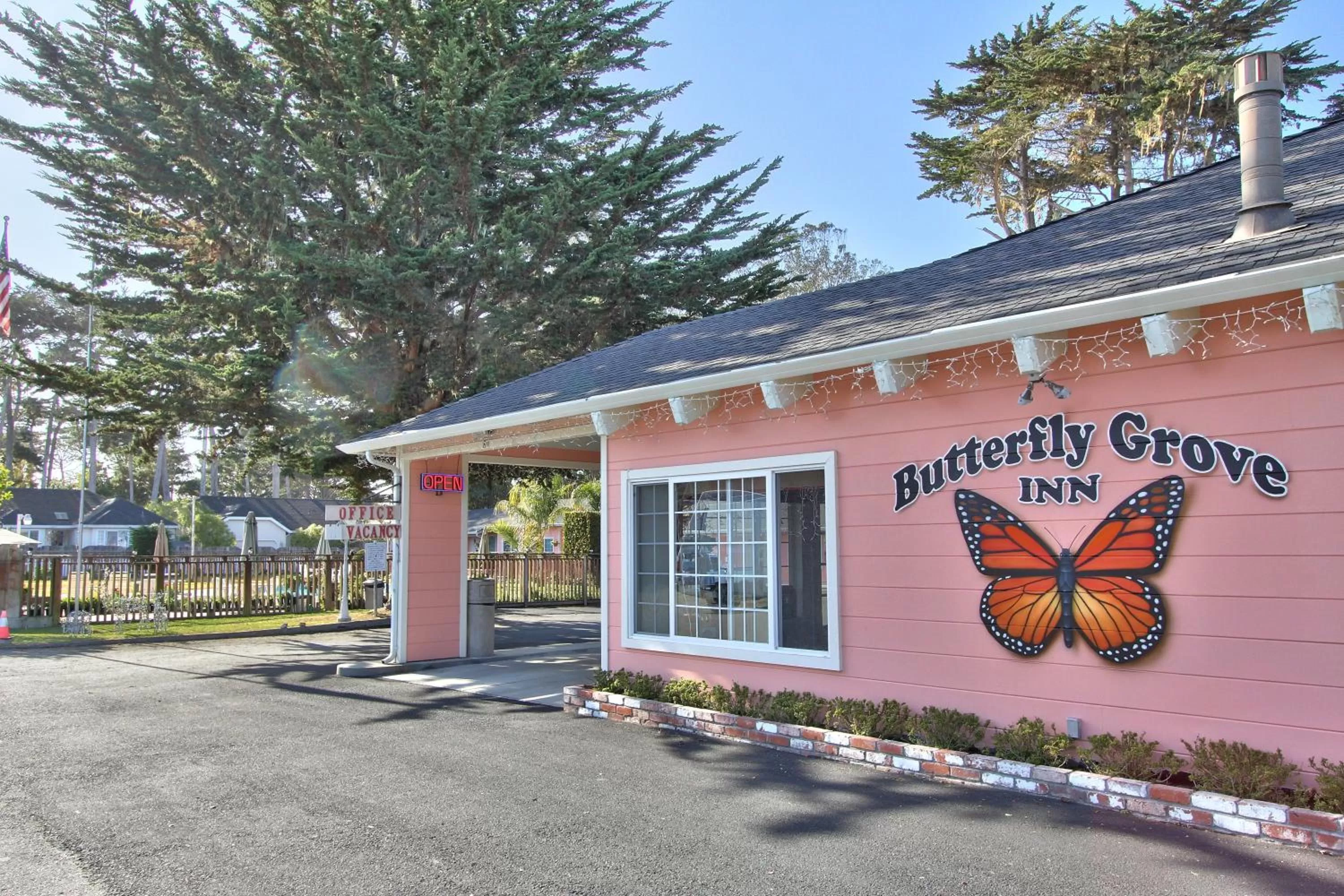 Facade/entrance in Butterfly Grove Inn