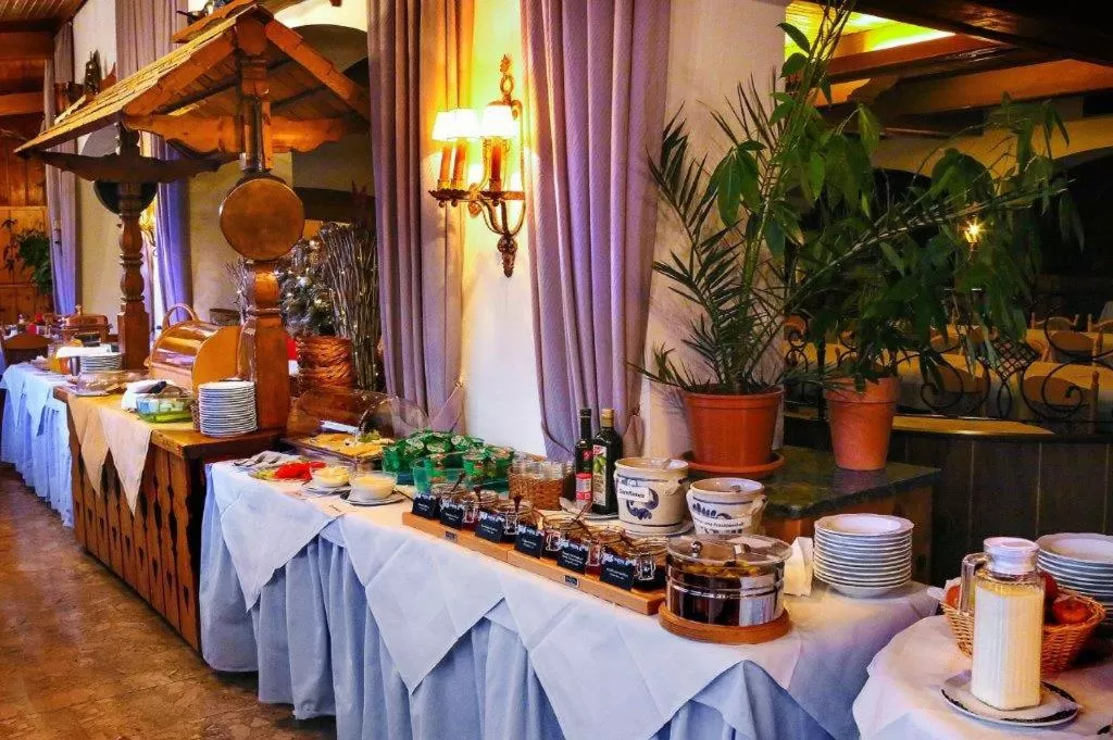 Buffet breakfast in Hotel Vier Jahreszeiten
