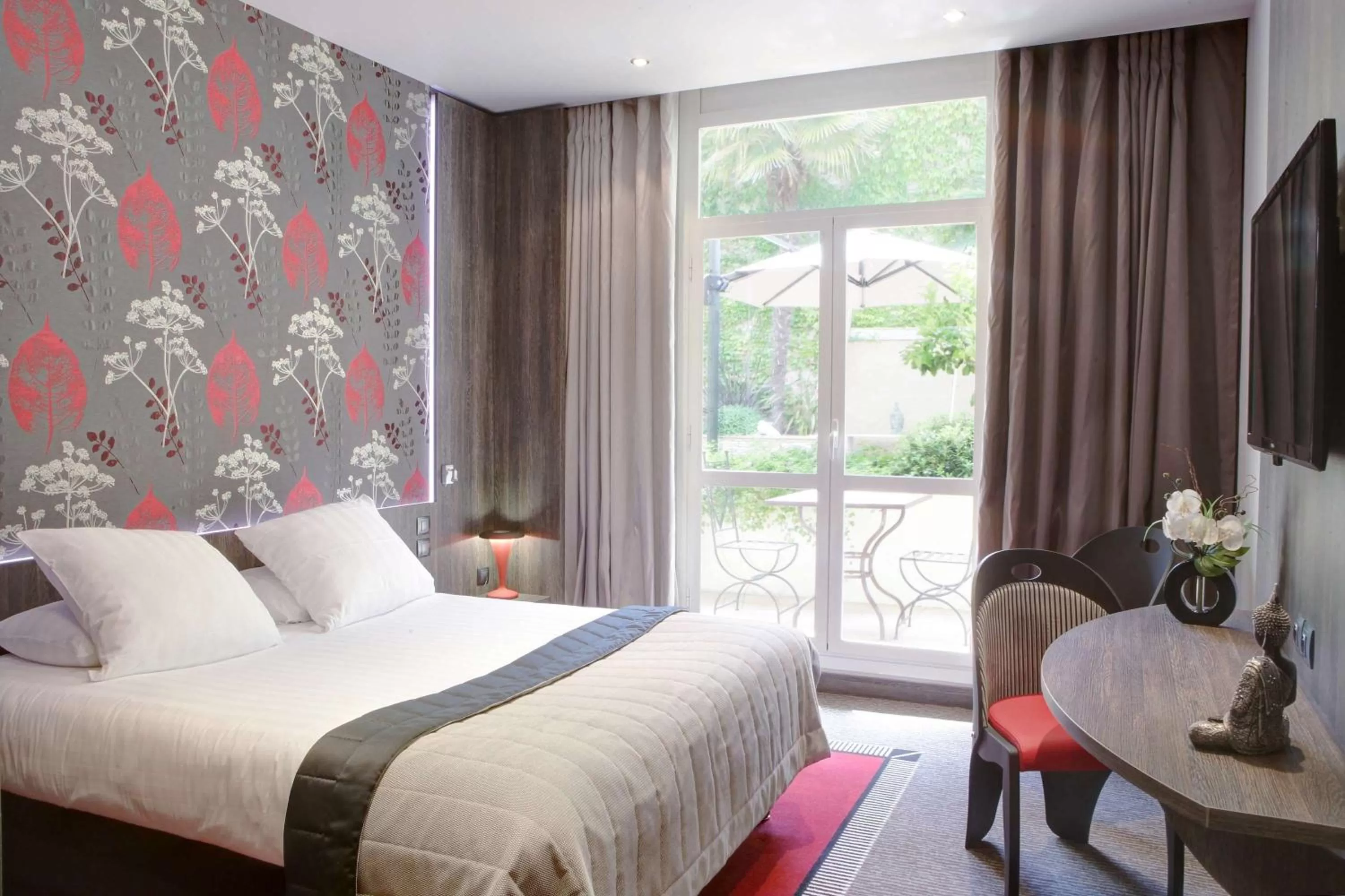 Bed in Best Western Premier Le Patio des Artistes Wellness Jacuzzi