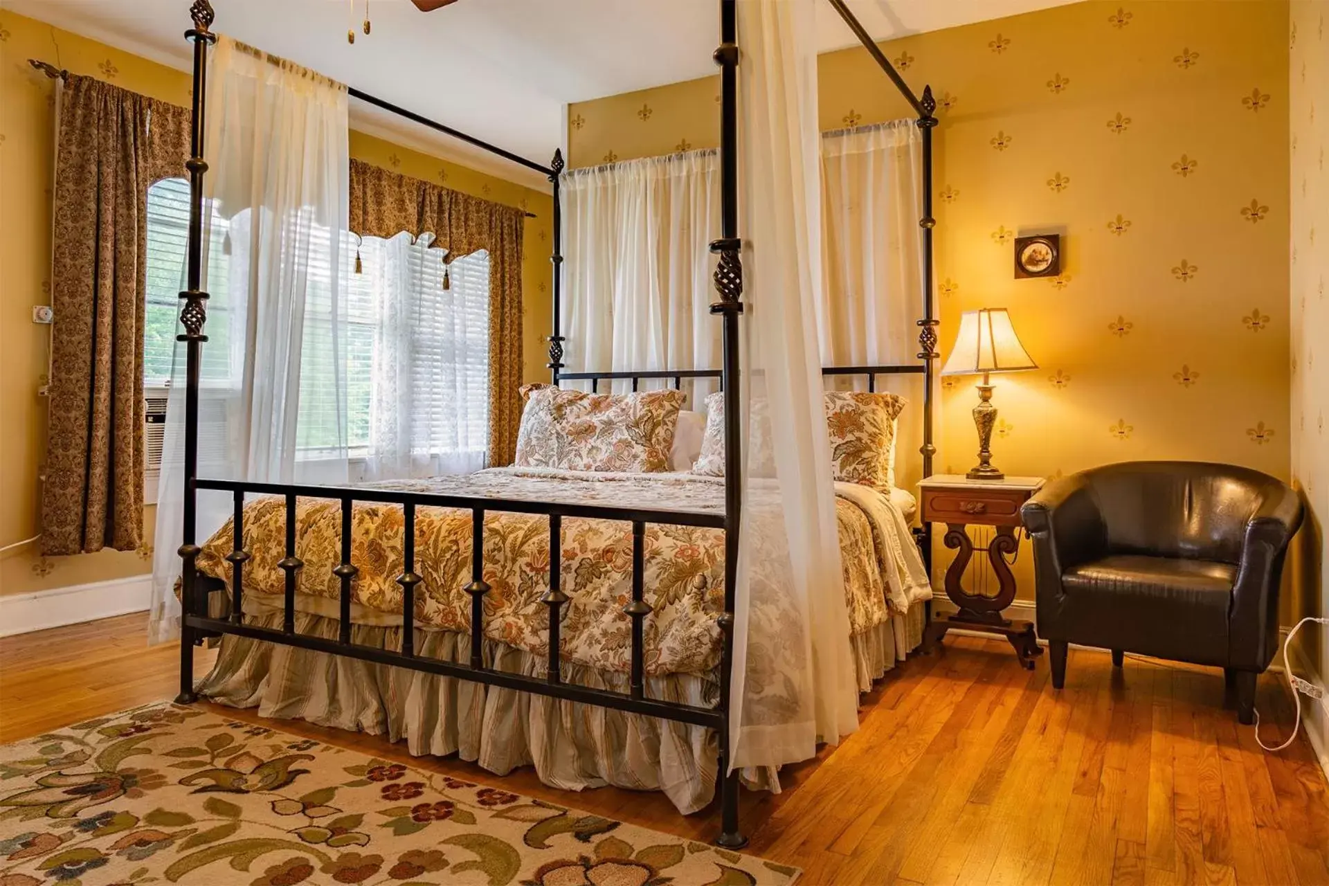 Deluxe King Room in Echo Mountain Inn Deluxe King Room in Echo Mountain Inn