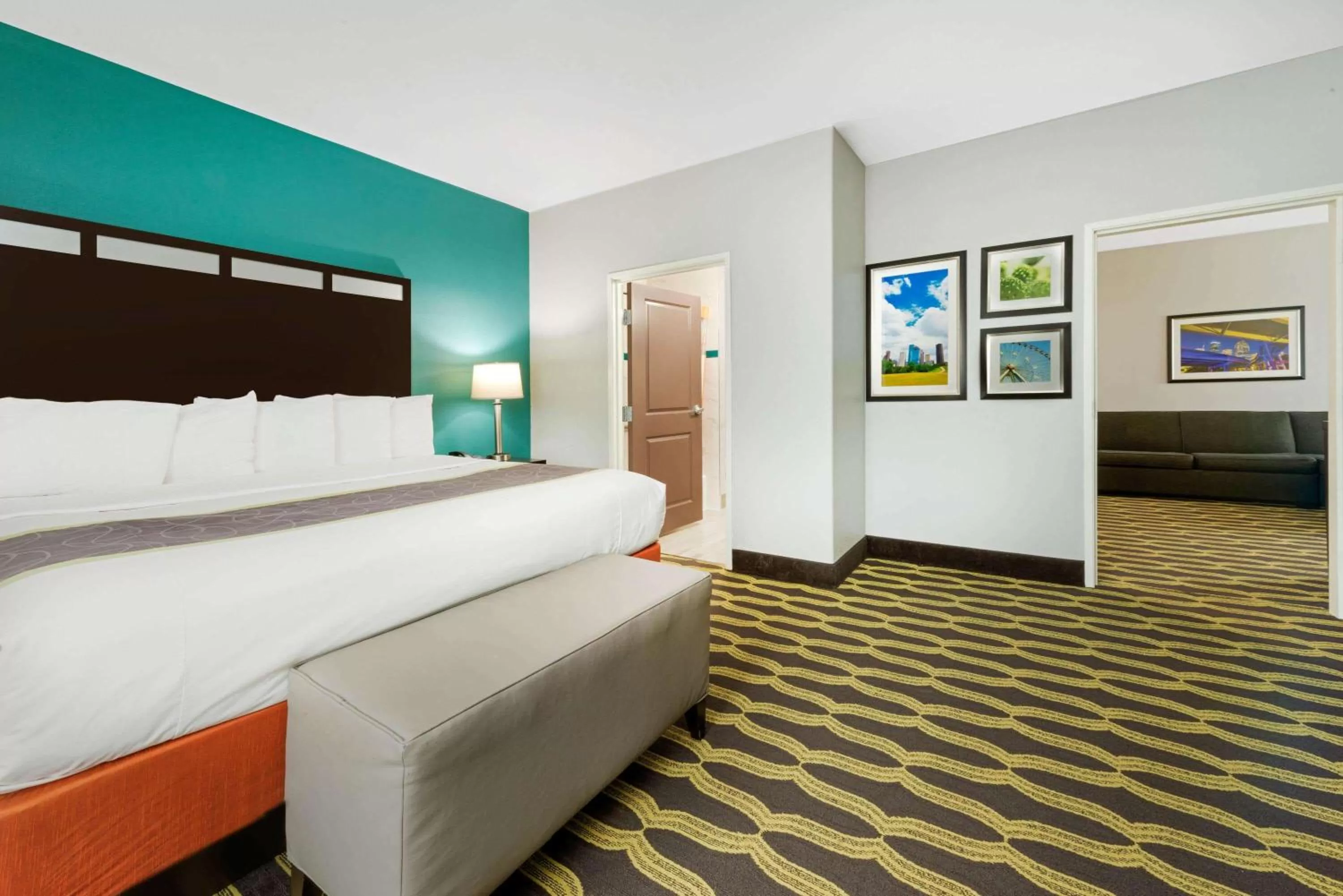 Toilet, Bed in La Quinta by Wyndham Houston Humble Atascocita