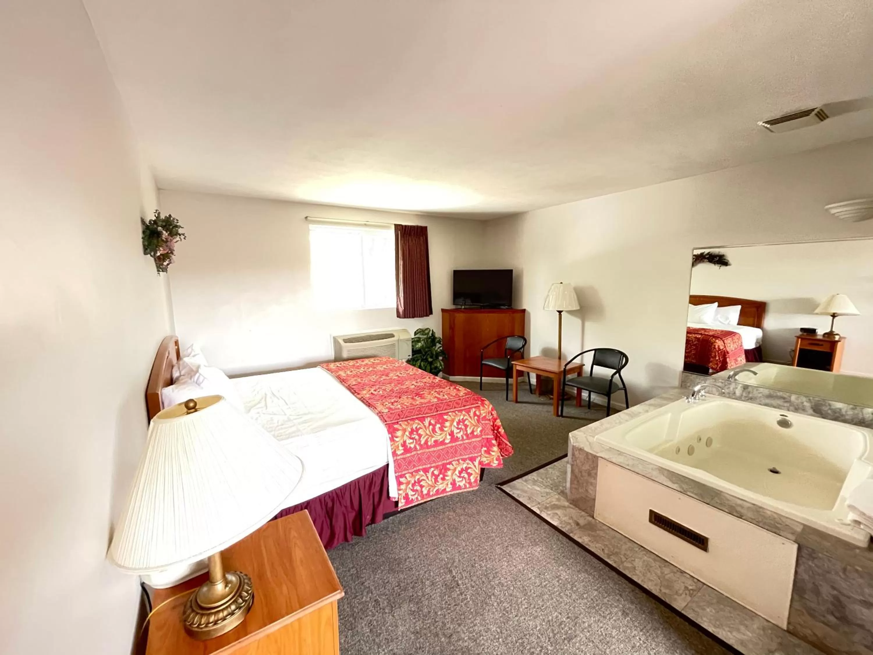 Photo of the whole room, Bed in VIBE INN - WHIRLPOOLS SUITES - Lyons