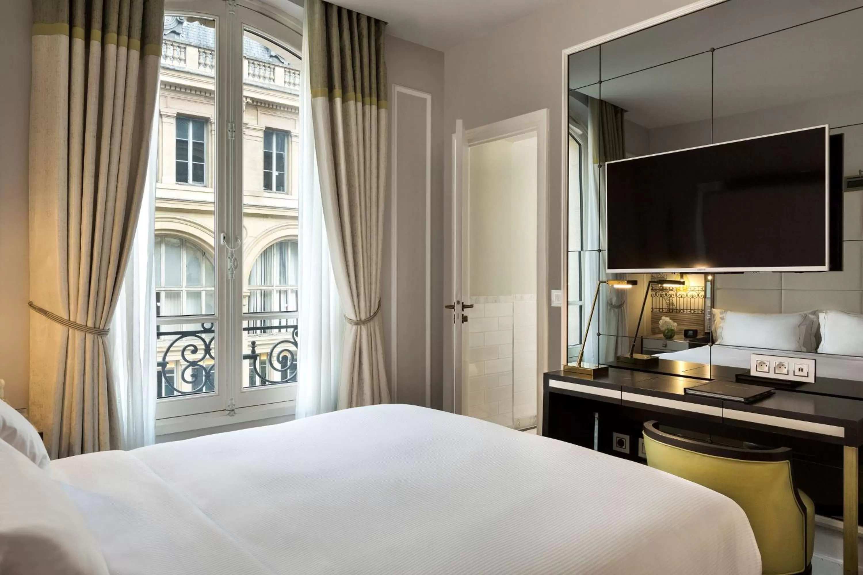 Bed in Hilton Paris Opera
