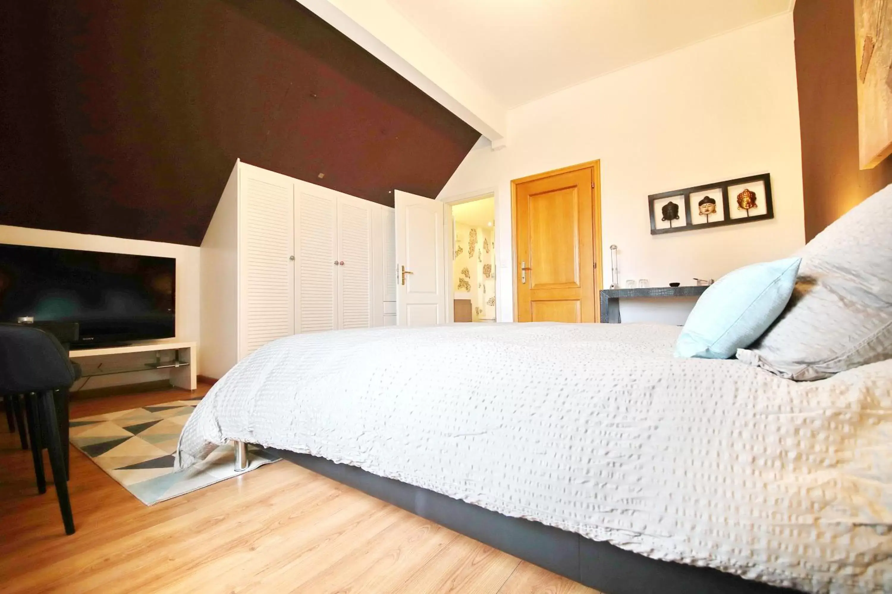 Corseaux Beach | Superior Double Room with Partial Lake View in B&B Corseaux Beach & Riviera Beach Corseaux Beach | Superior Double Room with Partial Lake View in B&B Corseaux Beach & Riviera Beach