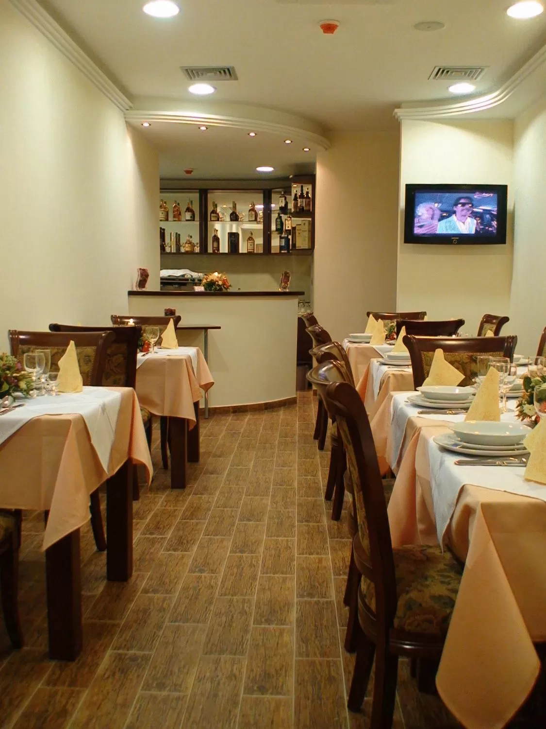 Restaurant/places to eat in Mali Hotel BaMBiS