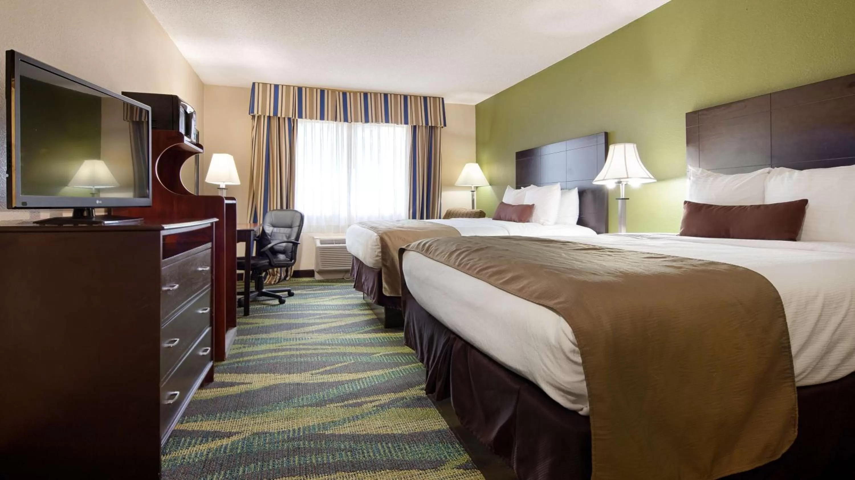 Queen Room with Two Queen Beds - Non-Smoking in Best Western Plus Philadelphia Bensalem Hotel