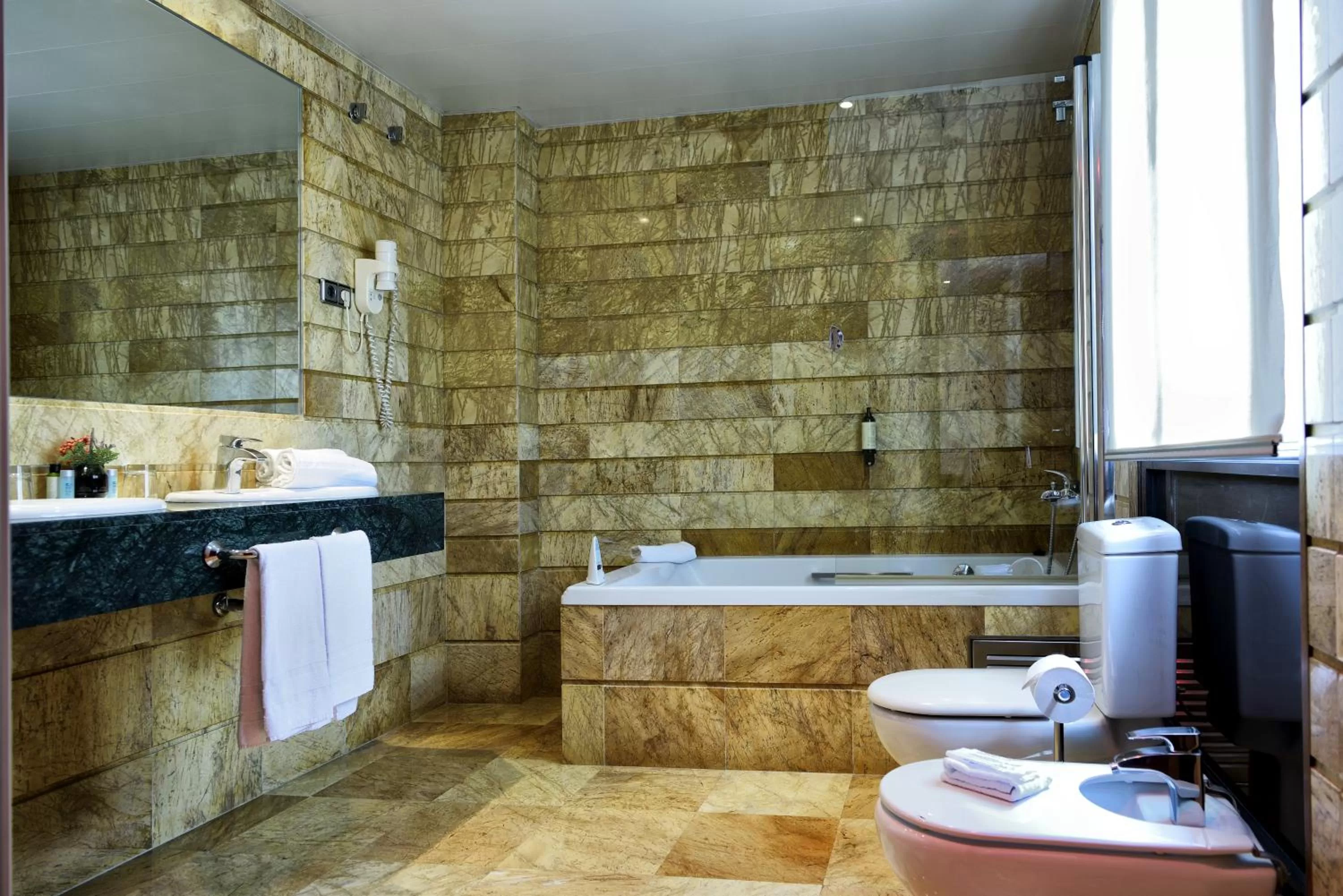 Bathroom in Hotel HLG CityPark Pelayo