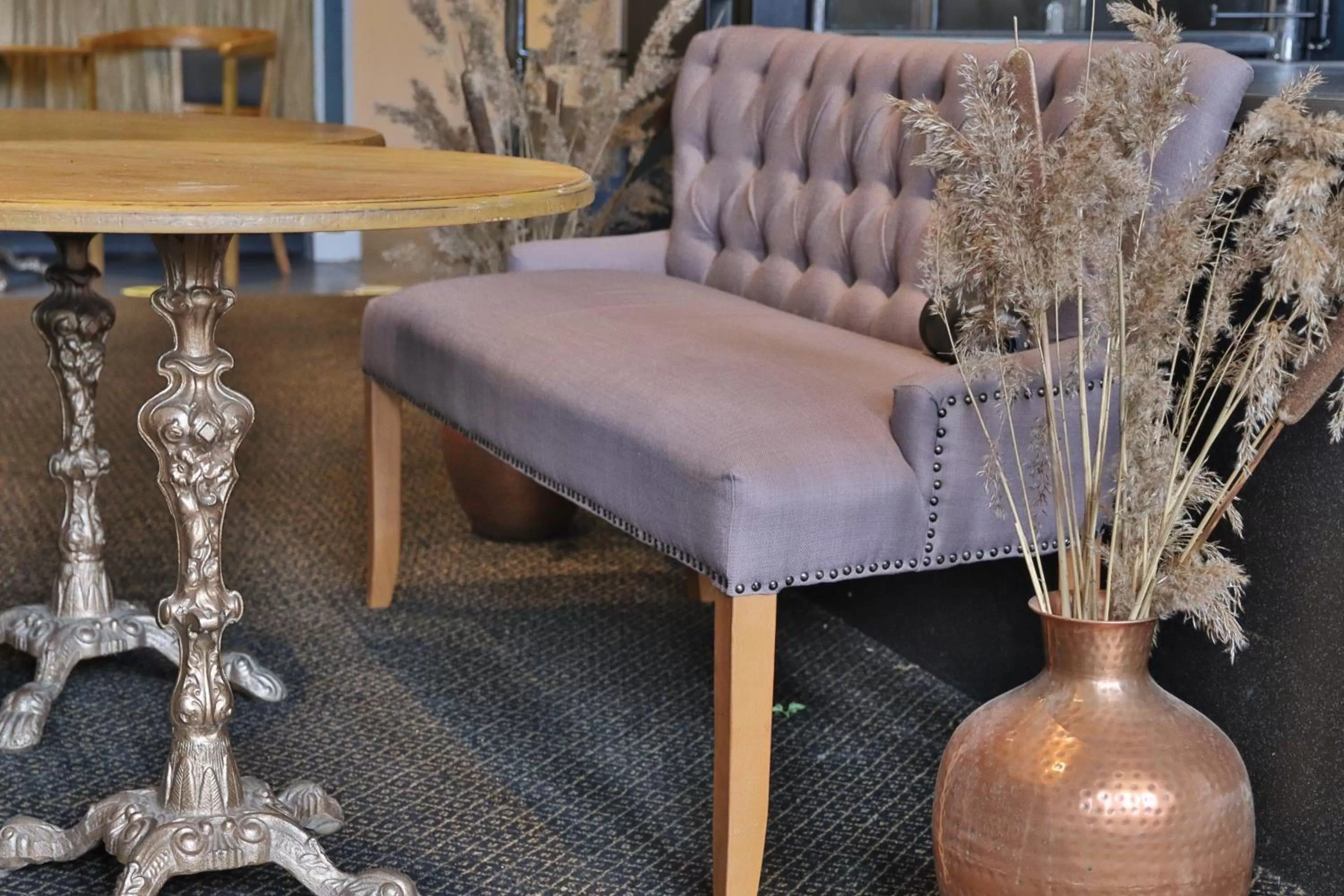 Lounge or bar in Inn On The Lake