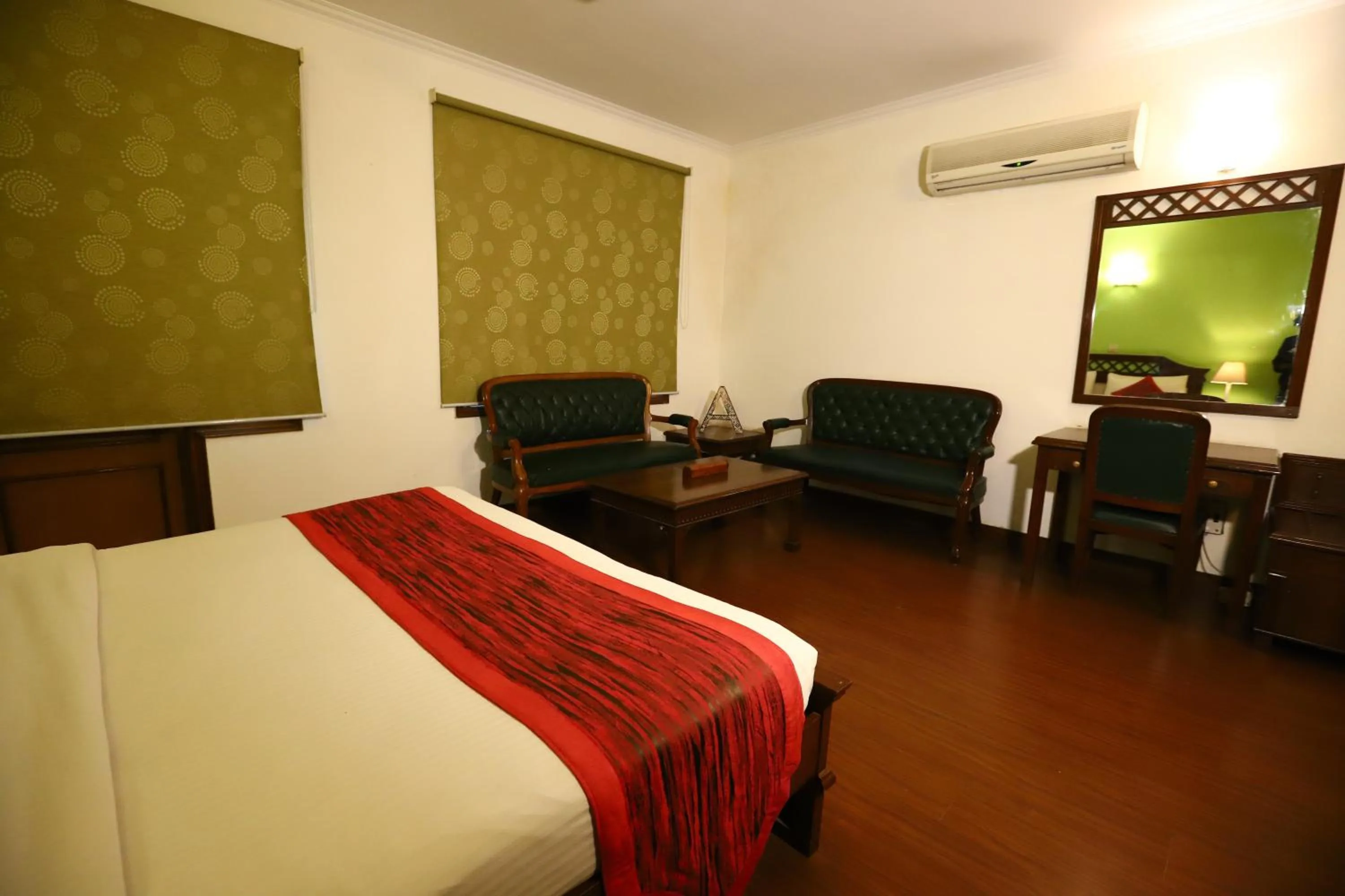Living room, Bed in Hotel Ambica Palace AIIMS New Delhi - Couple Friendly Local ID Accepted