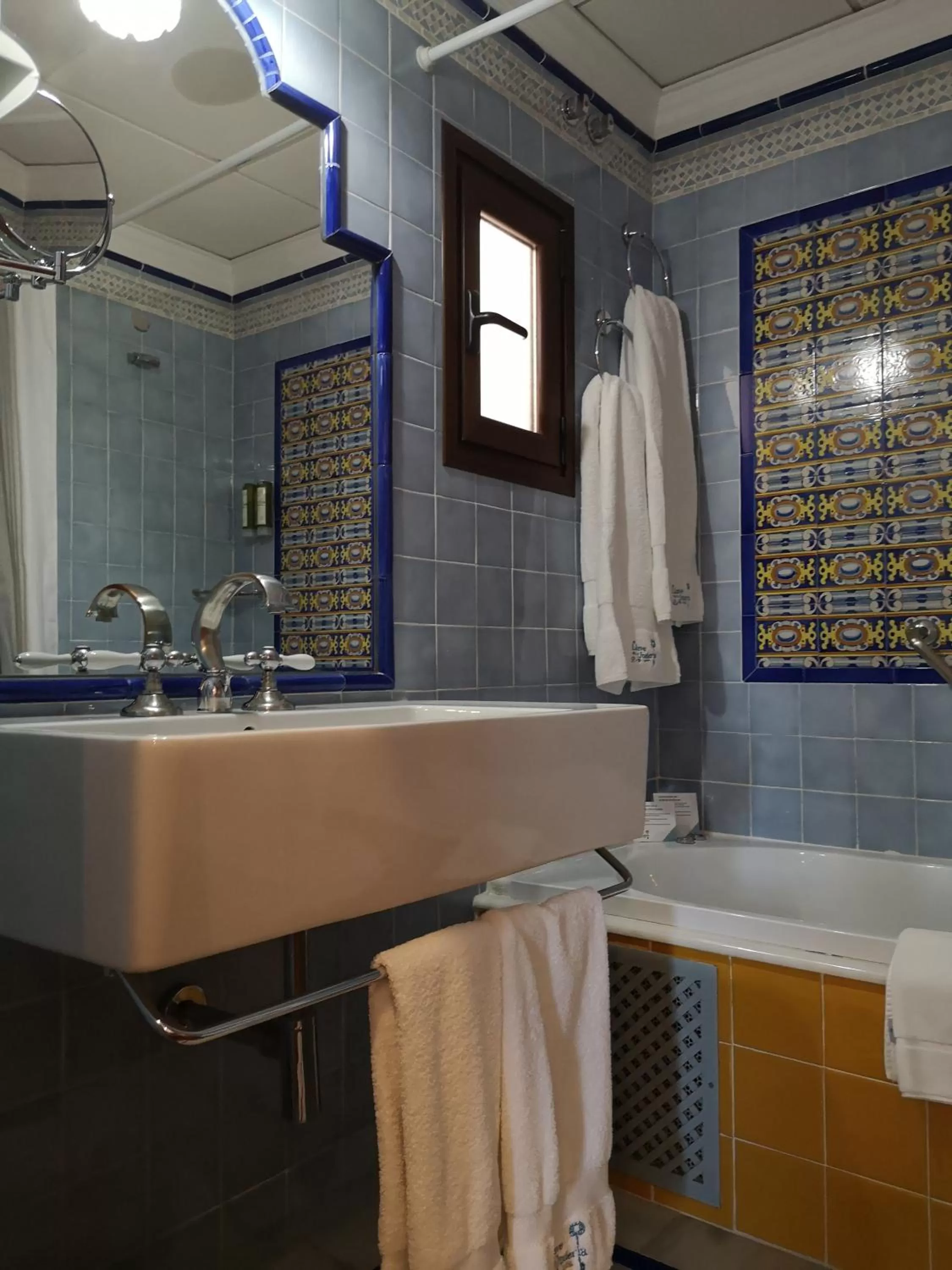 Hot Tub, Bathroom in La Llave de la Judería Hotel Boutique