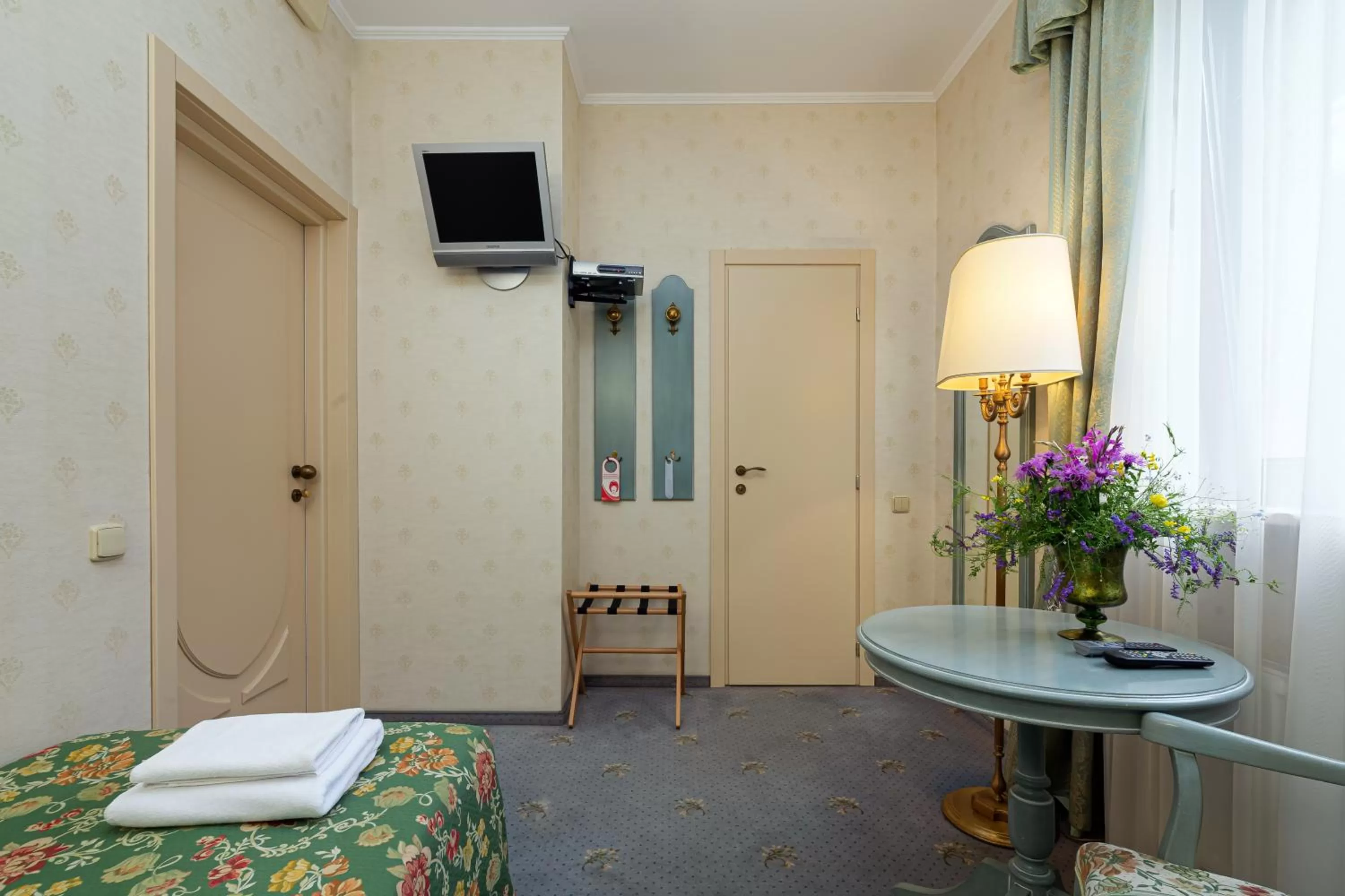 Photo of the whole room, Bed in Edelweiss