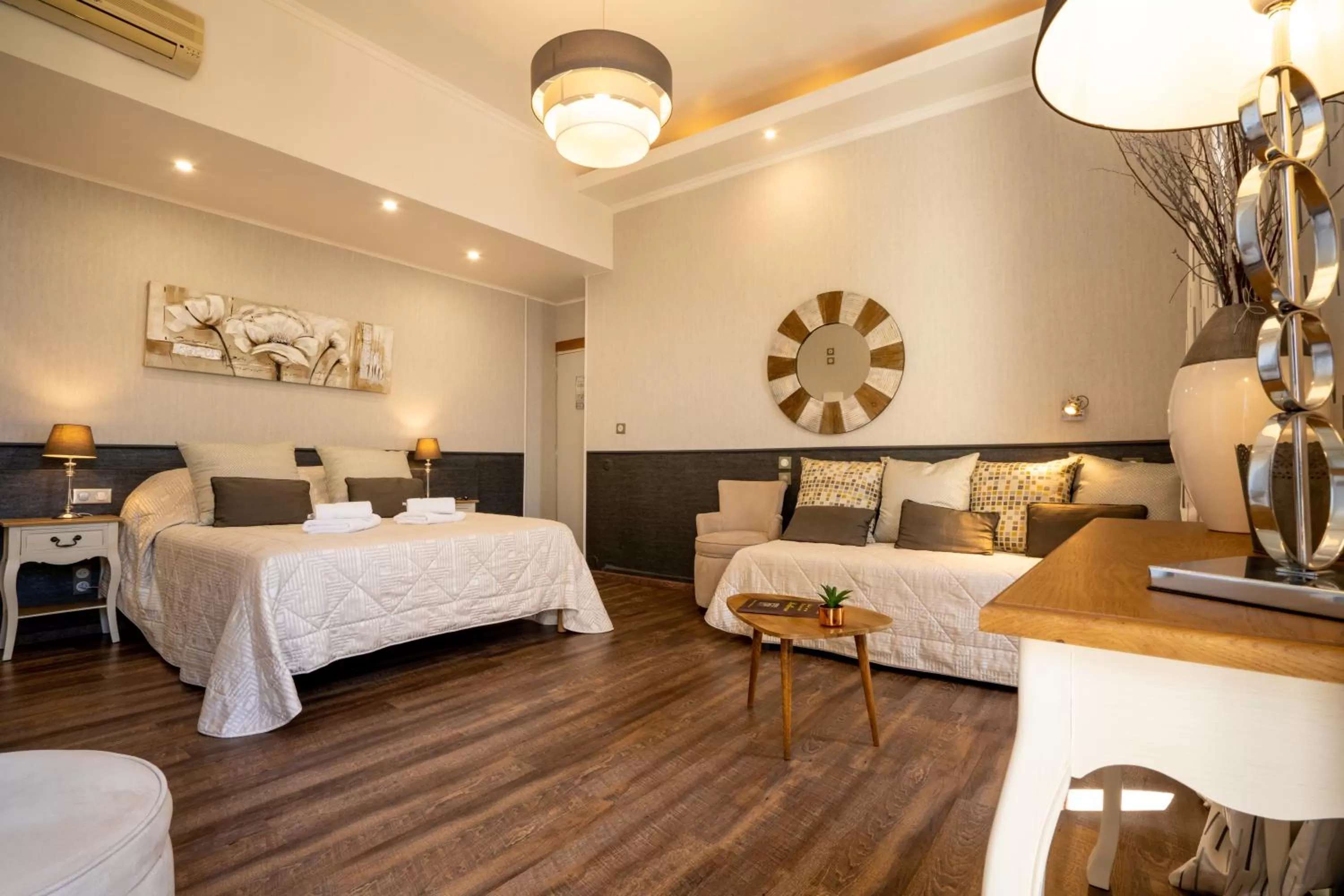 Photo of the whole room, Bed in Hotel Restaurant Bellevue