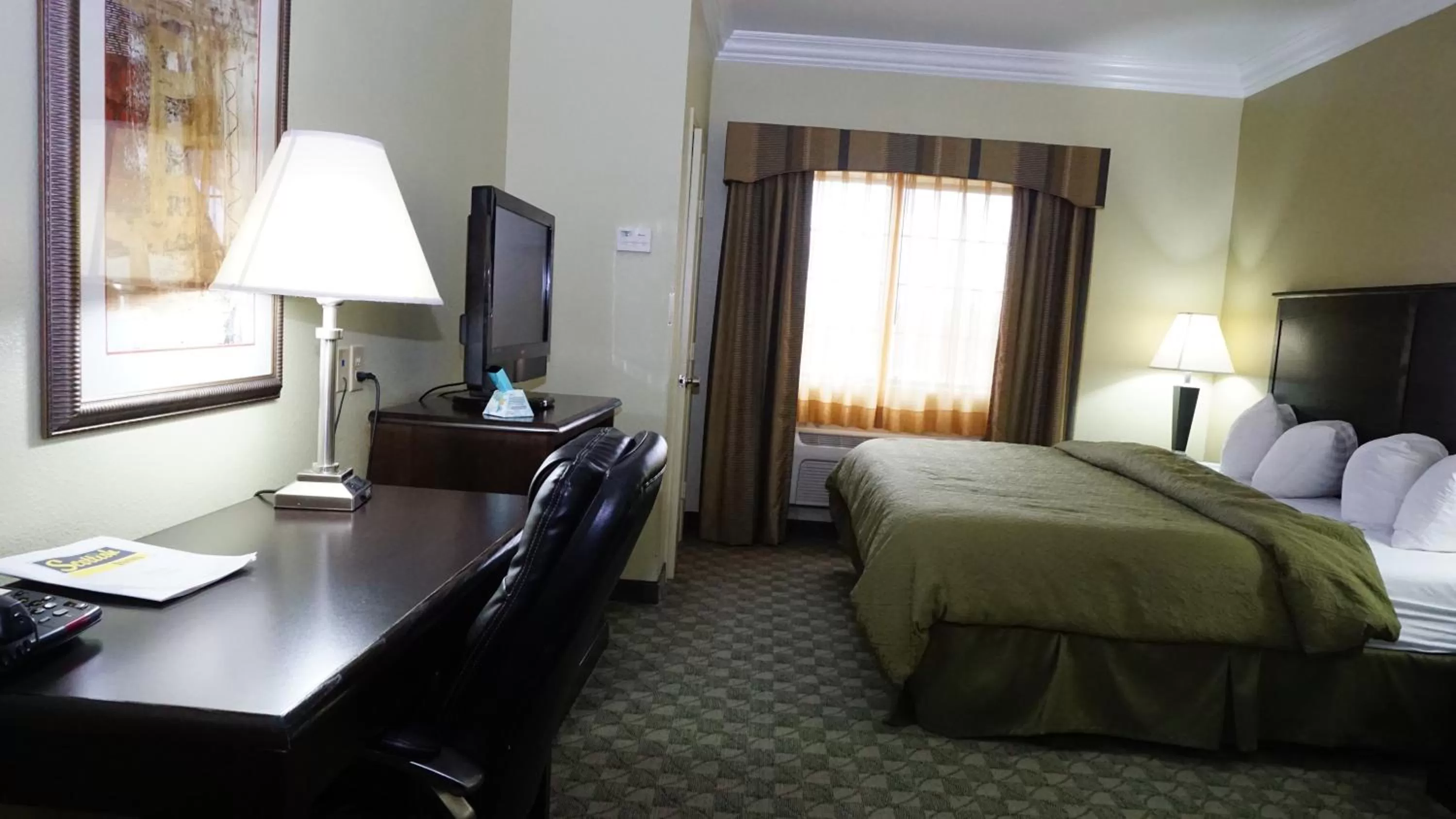 Photo of the whole room, Bed in Scottish Inns - Cresson