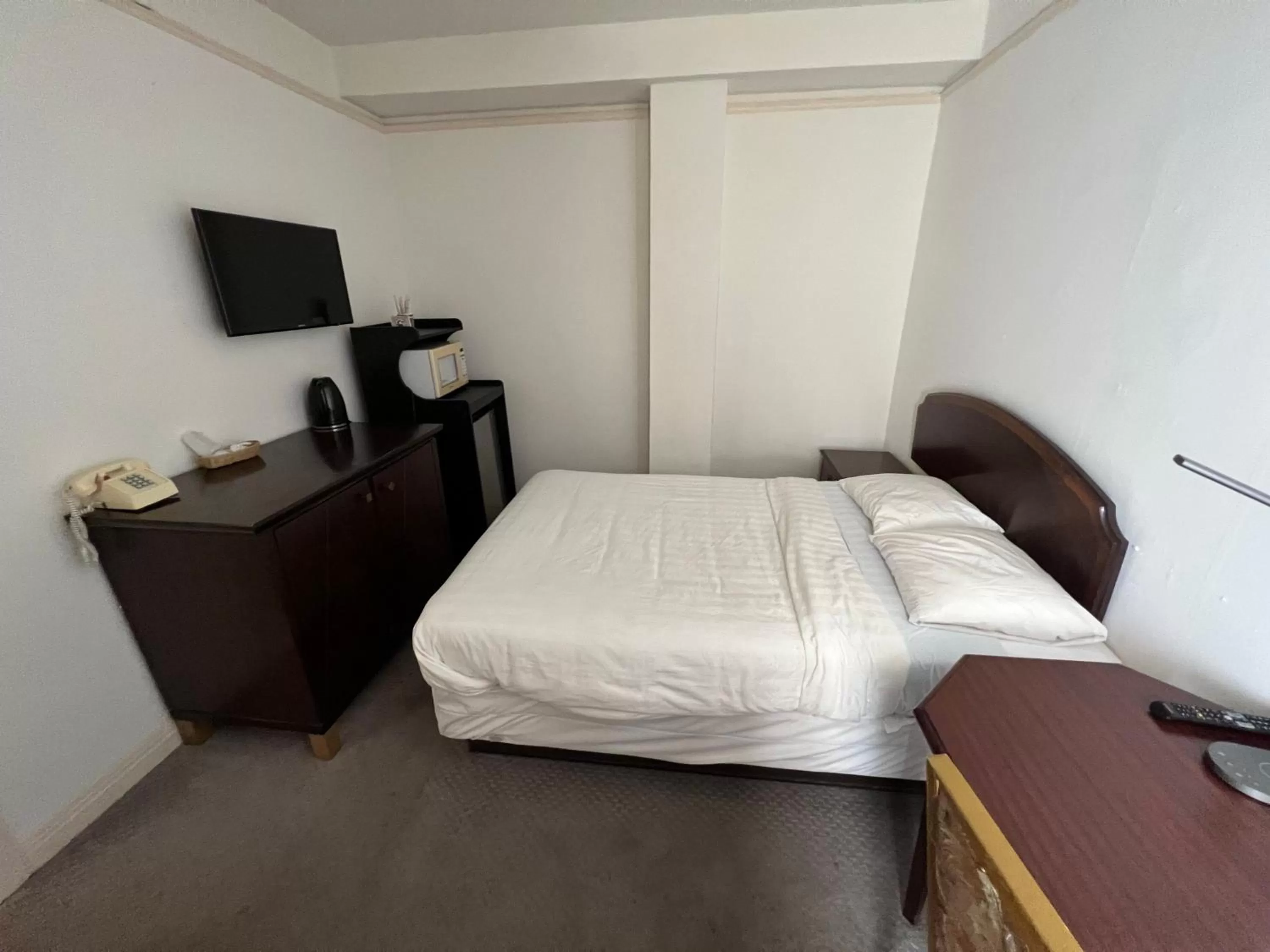 Bedroom, Bed in Nash Hotel