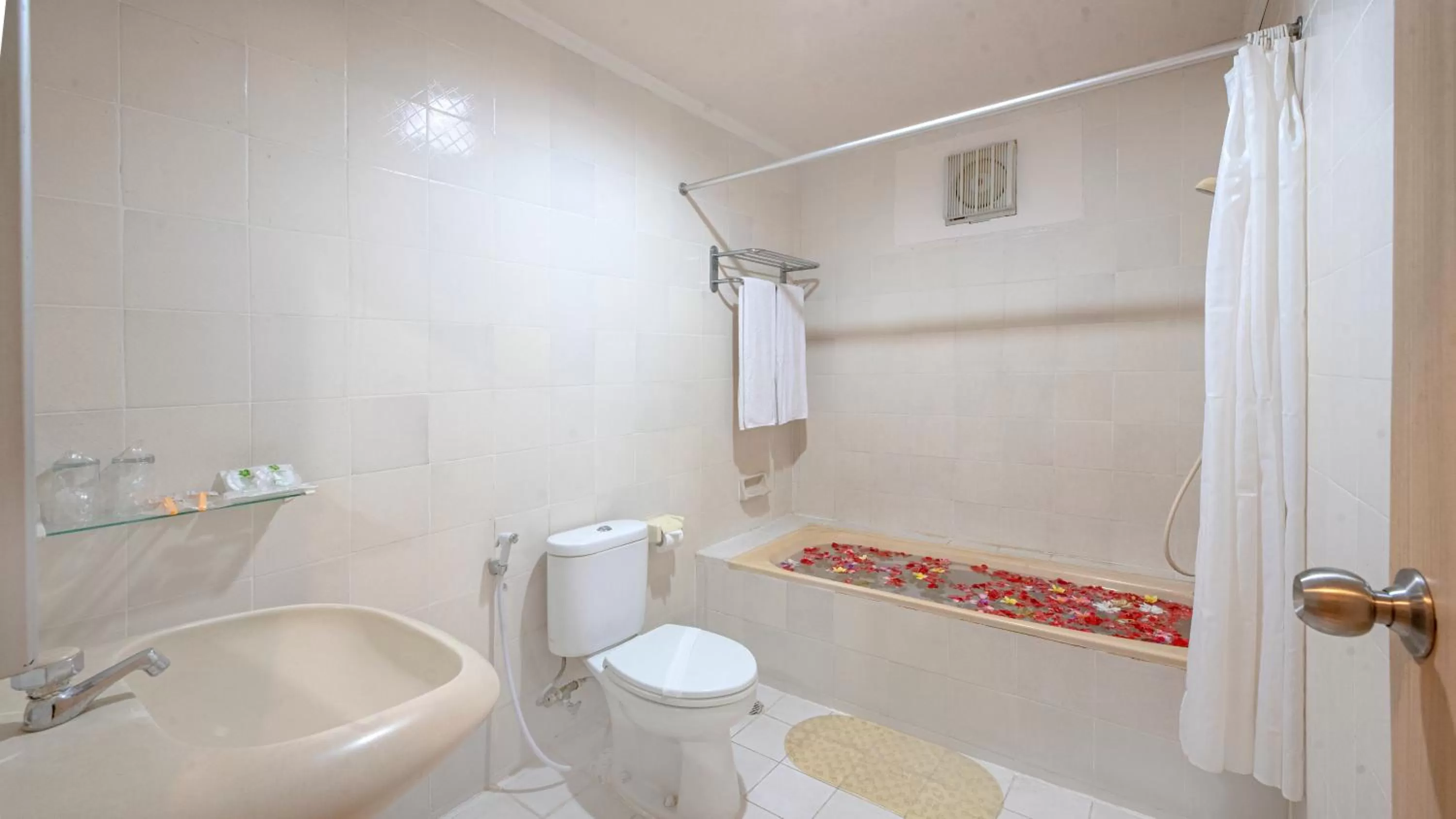 Shower in Lombok Garden Hotel