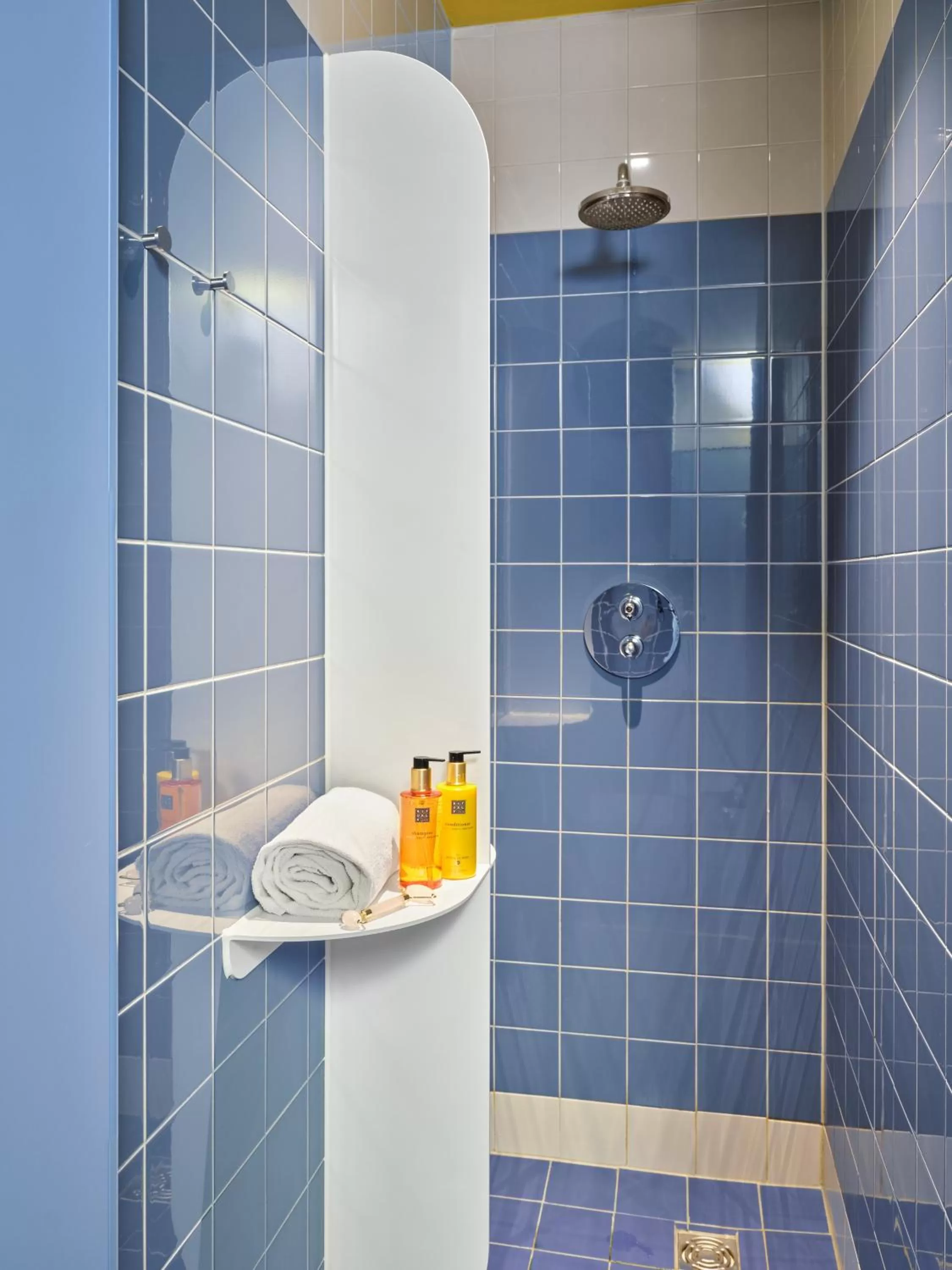 Shower in CityHub Rotterdam