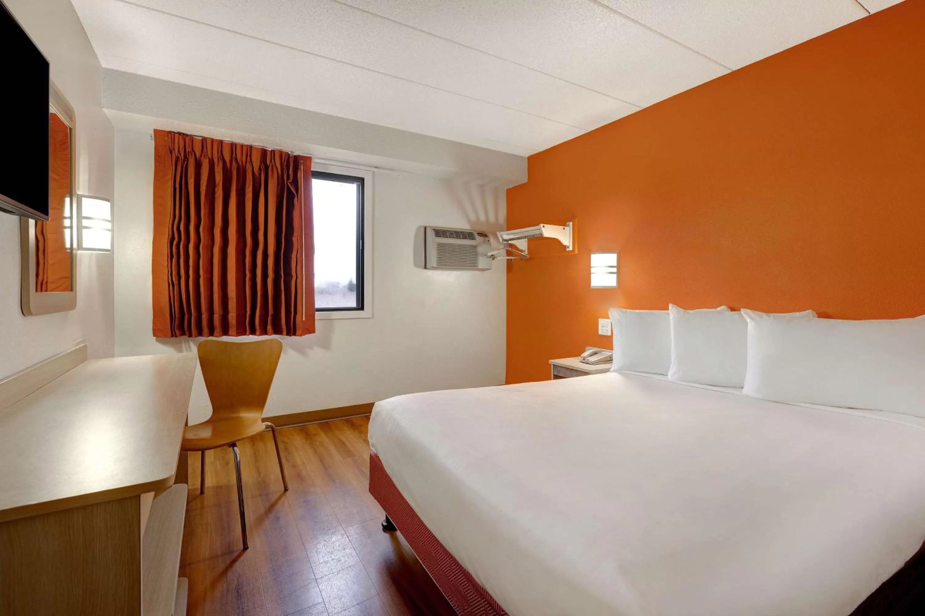 Bedroom, Bed in Motel 6-Lakeville, MN - South - Lakeville