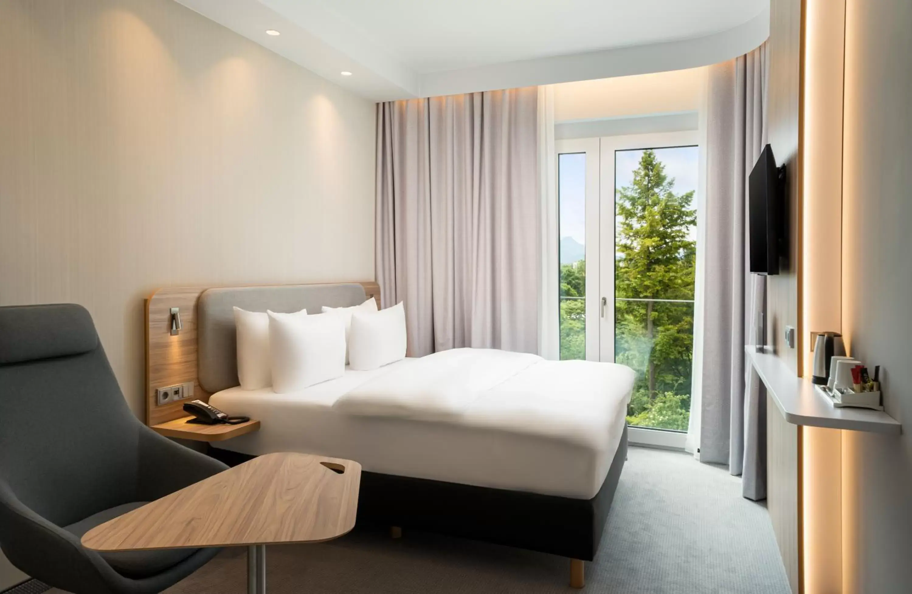 Standard Queen Room with Mountain View in Holiday Inn Express - Rosenheim by IHG Standard Queen Room with Mountain View in Holiday Inn Express - Rosenheim by IHG