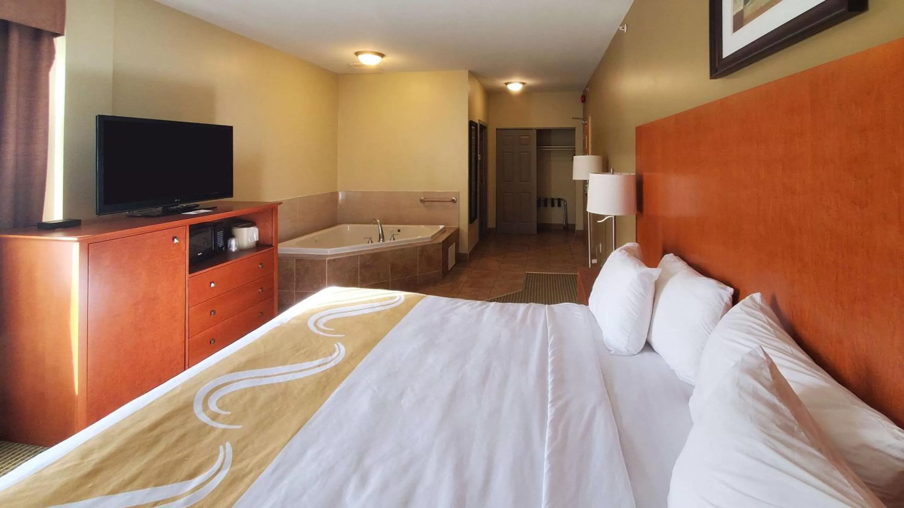 Bedroom, Bed in Quality Inn & Suites