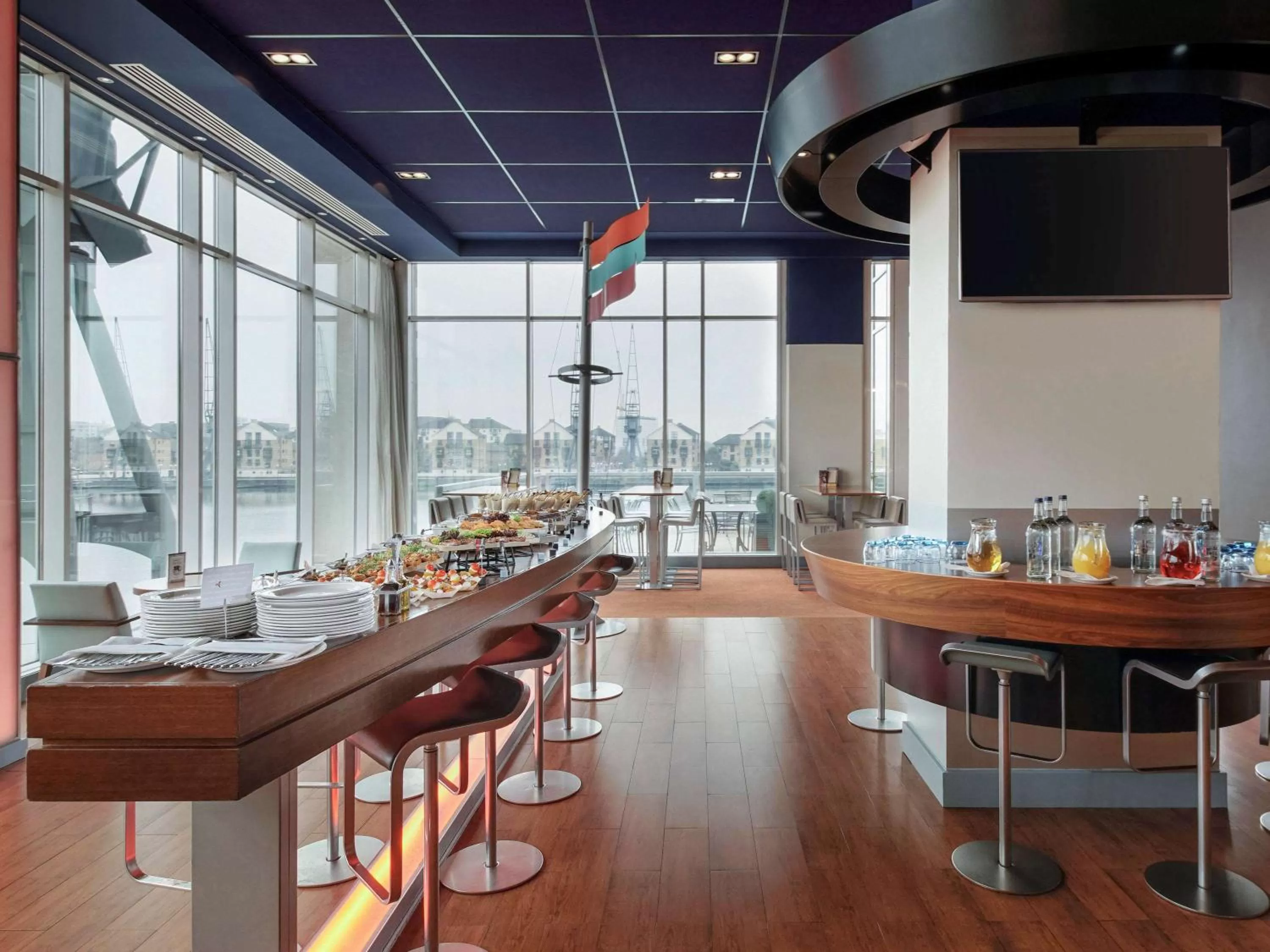 Restaurant/places to eat in Novotel London Excel