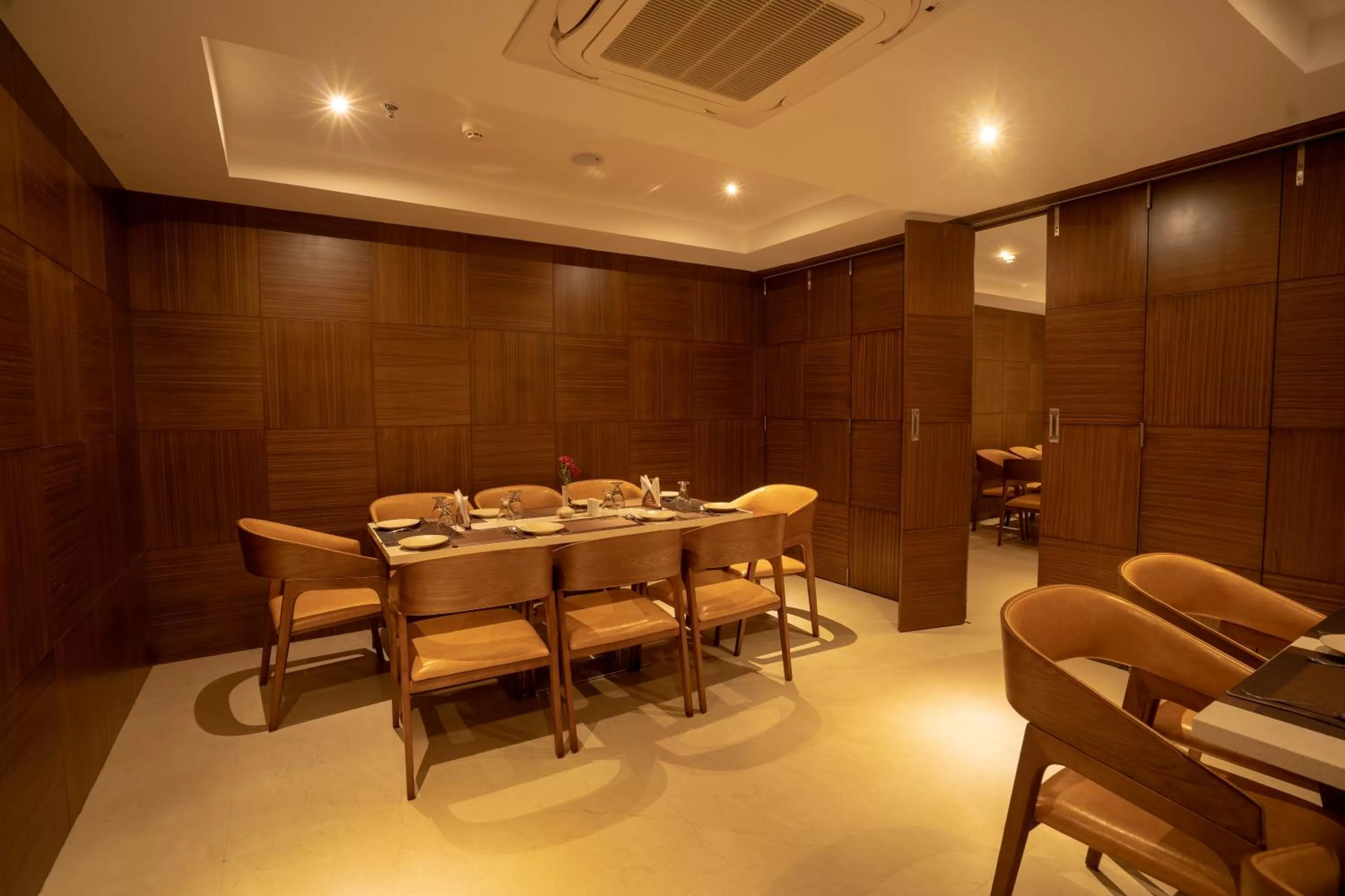 Restaurant/places to eat in Hotel Parkelite