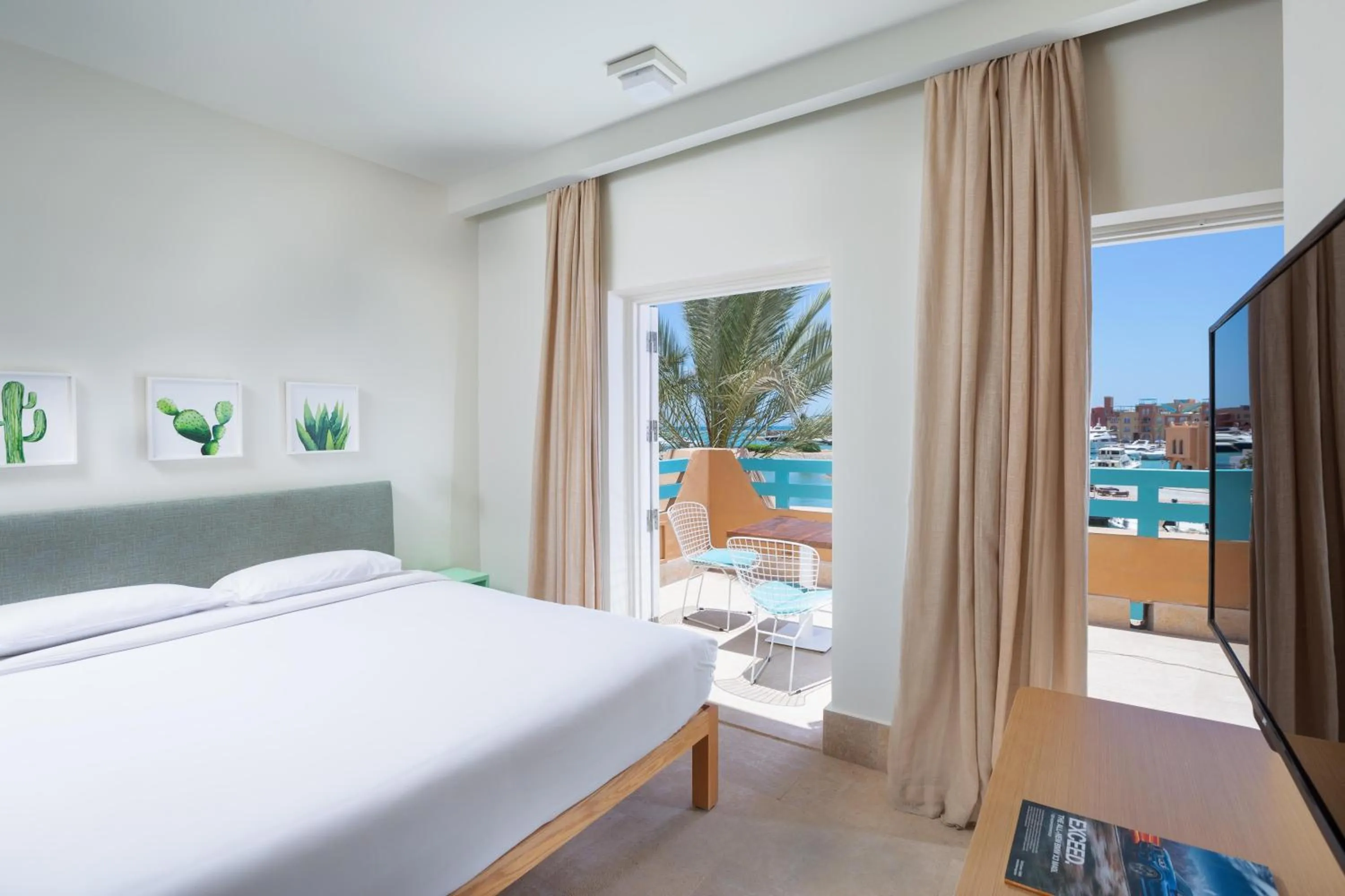 Photo of the whole room, Bed in Captain's Inn Hotel