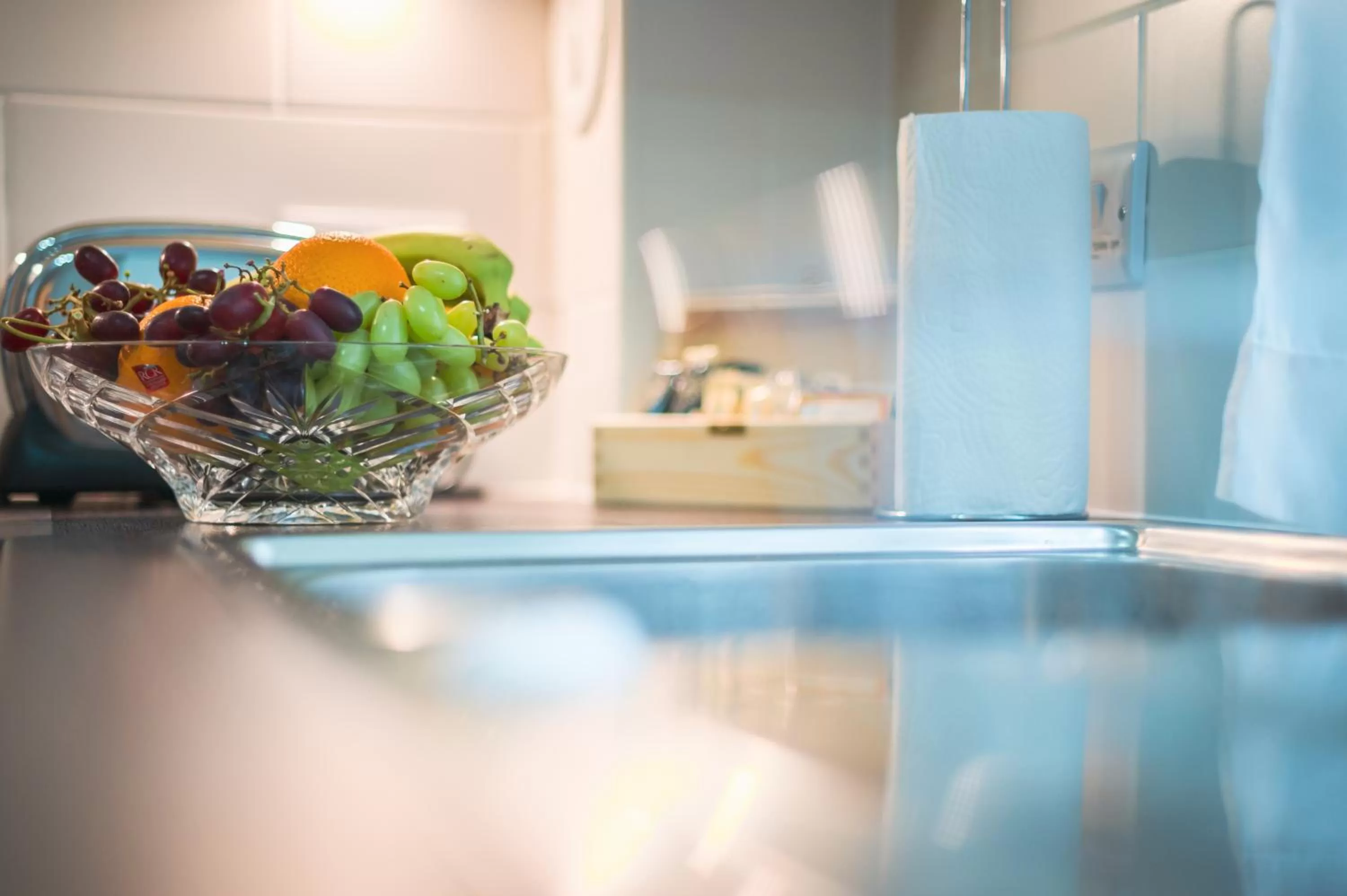 Kitchen or kitchenette in The Knight Residence by Mansley
