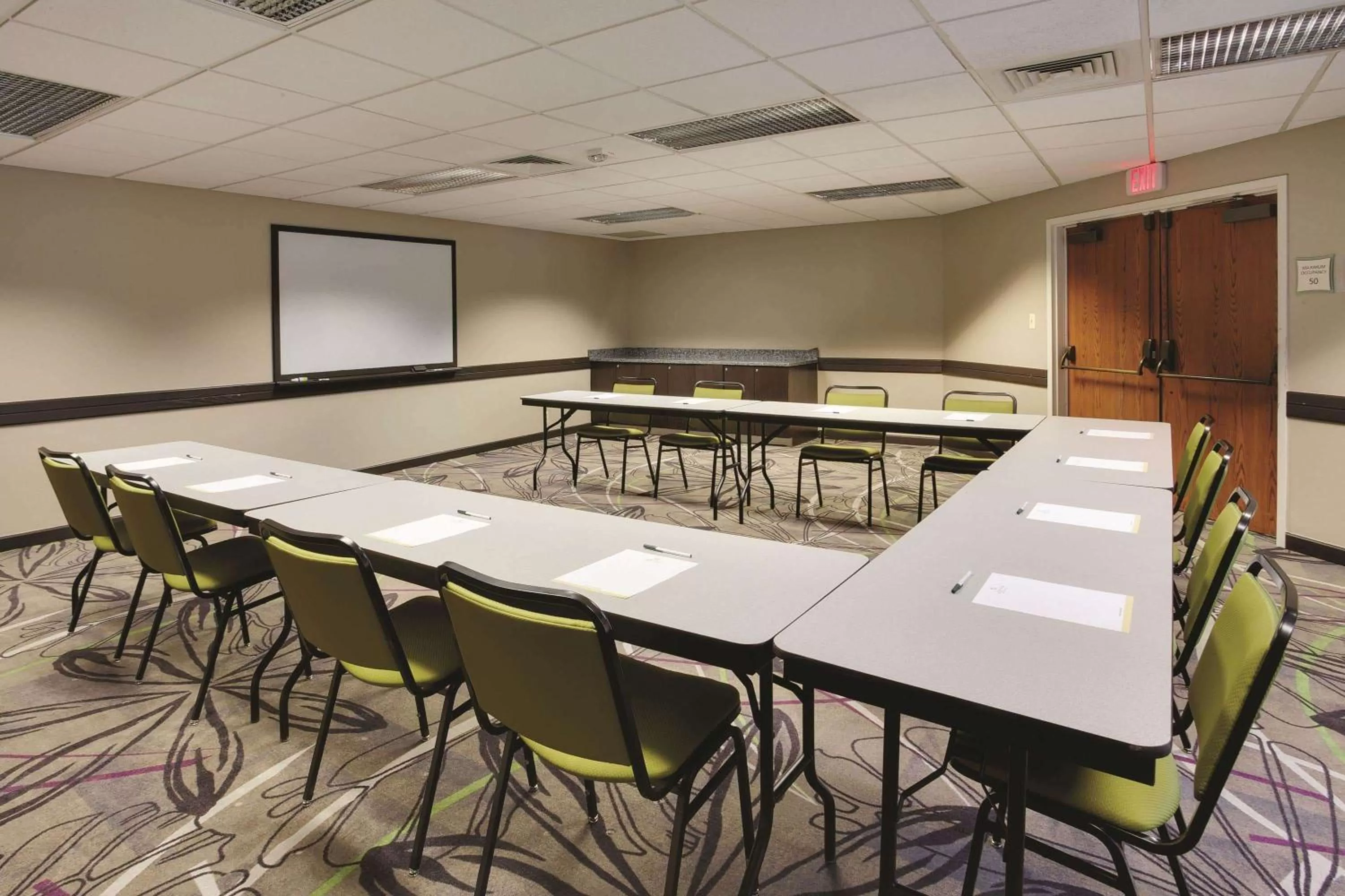 Business facilities in La Quinta Inn & Suites by Wyndham Detroit Metro Airport