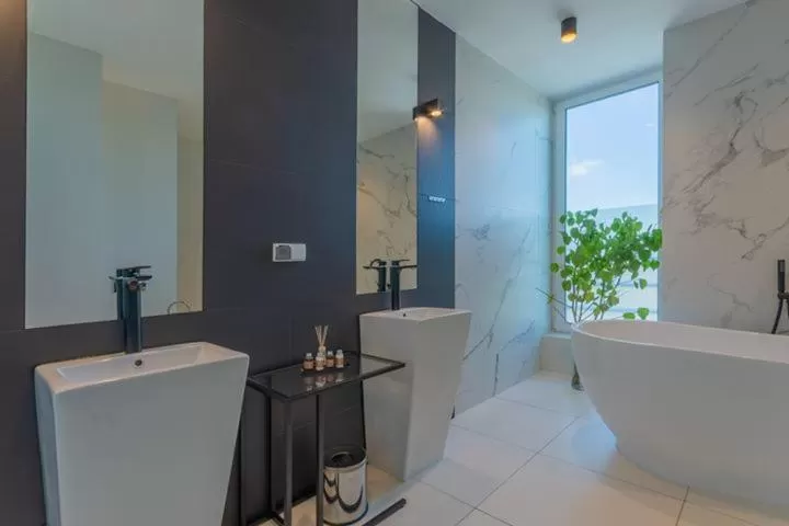 Bathroom in Hotel Lantier & Swimming Pool Zone