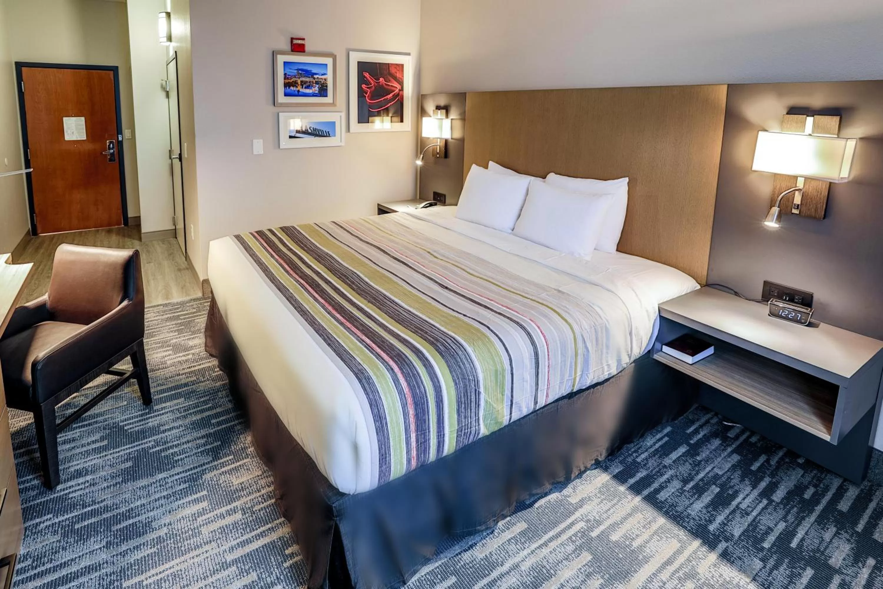 Bed in Country Inn & Suites by Radisson Nashville Airport TN