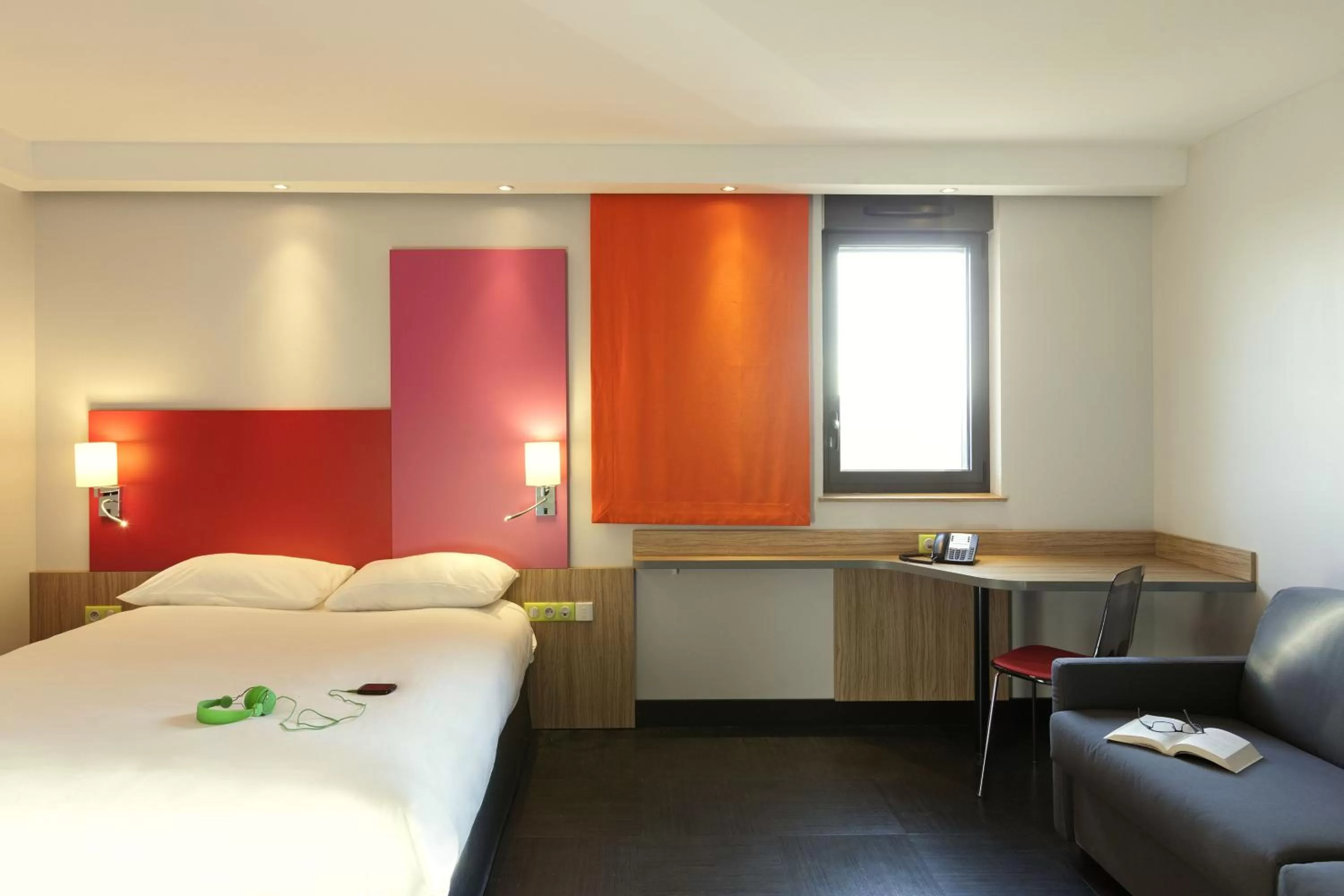 Bedroom, Bed in ibis Styles Romans-Valence Gare TGV