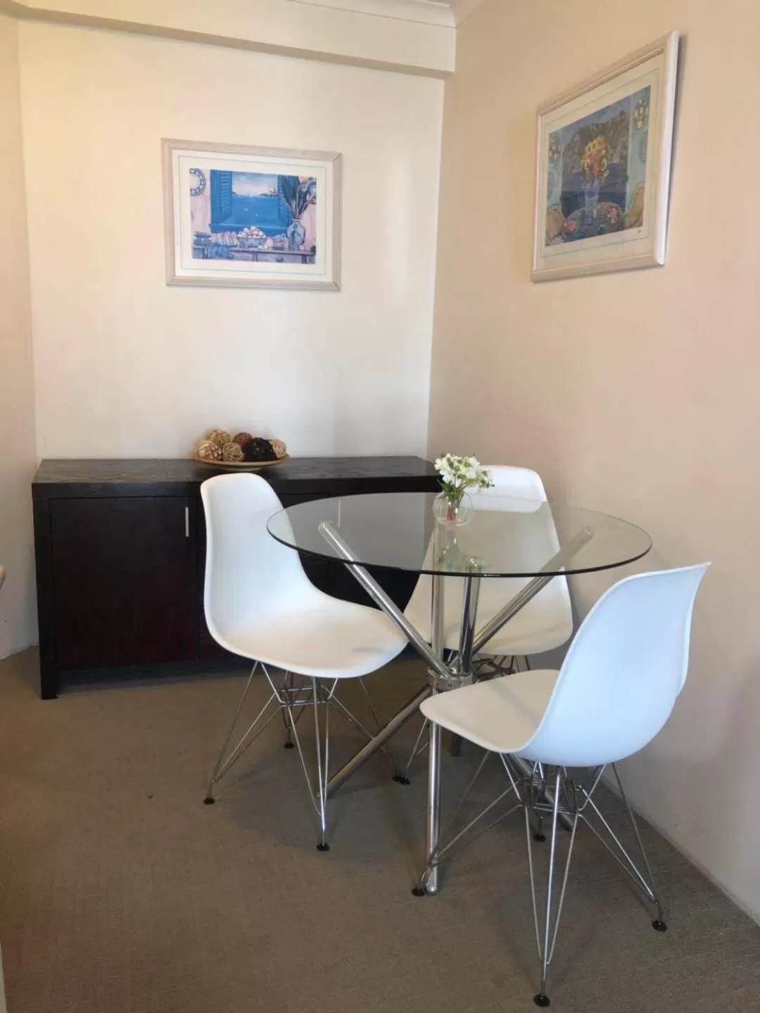 Dining area in Windsurfer Resort