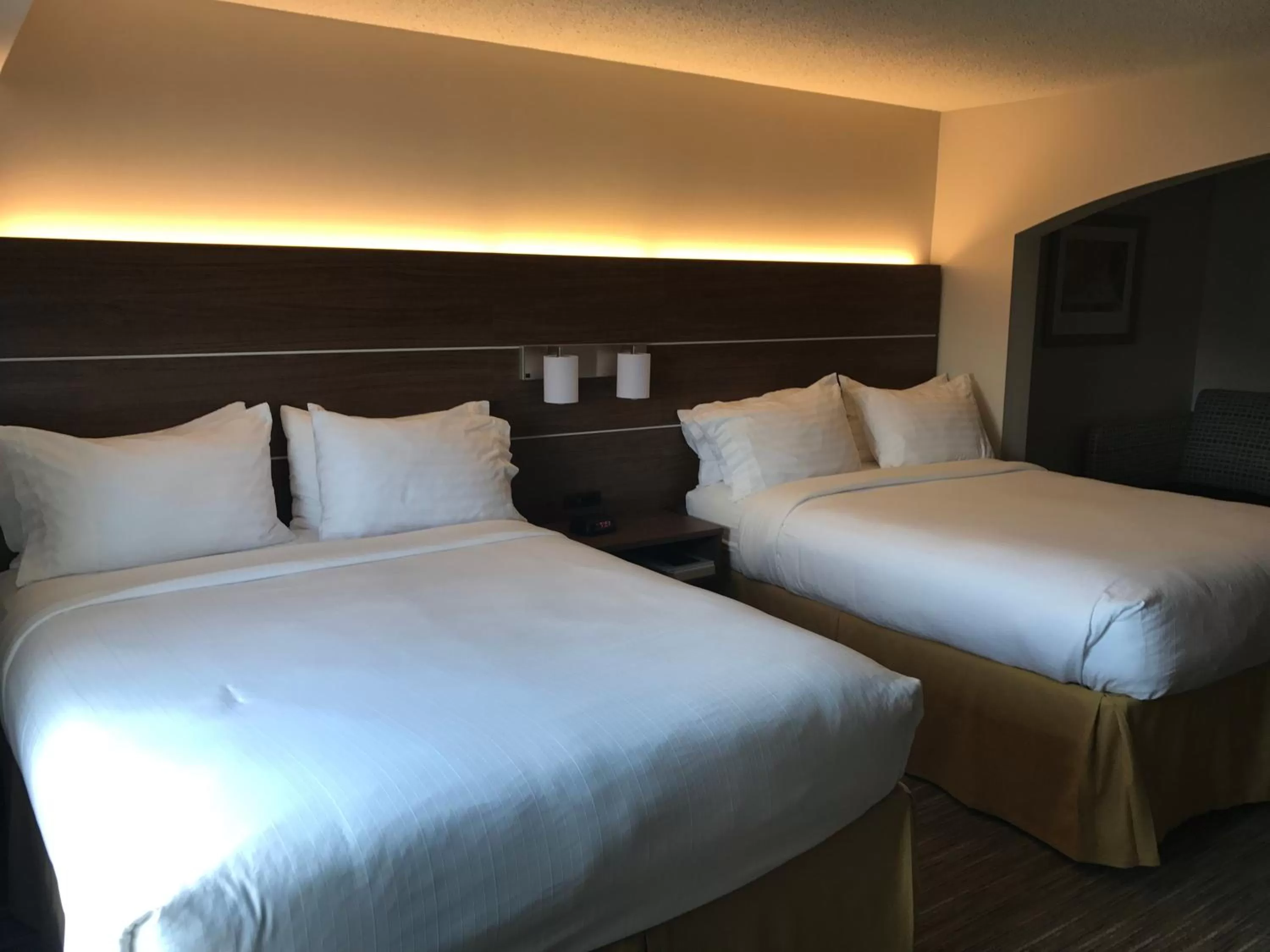Bed in Holiday Inn Express Hotel & Suites Louisville East by IHG
