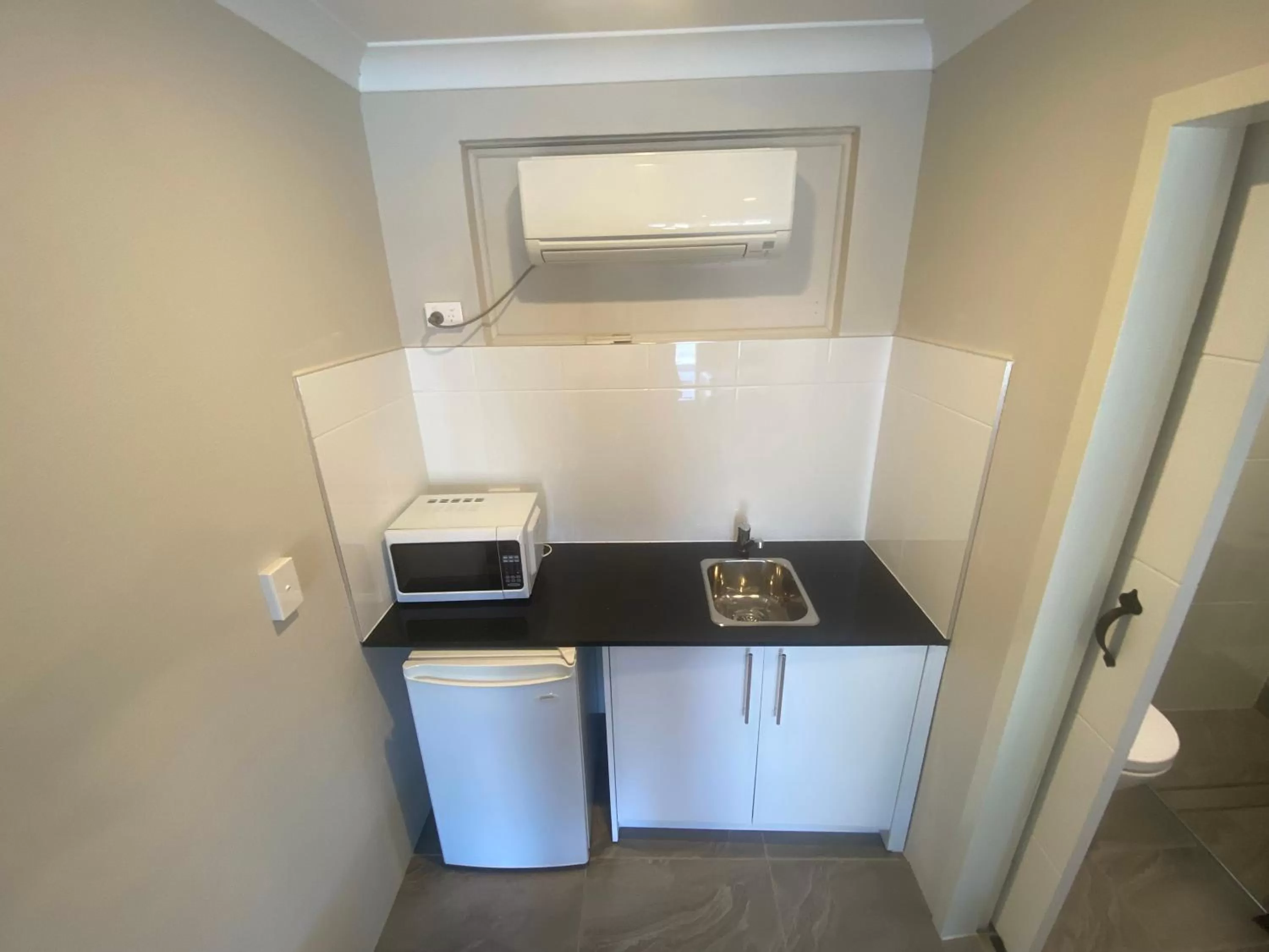 Kitchen or kitchenette in Woongarra Motel