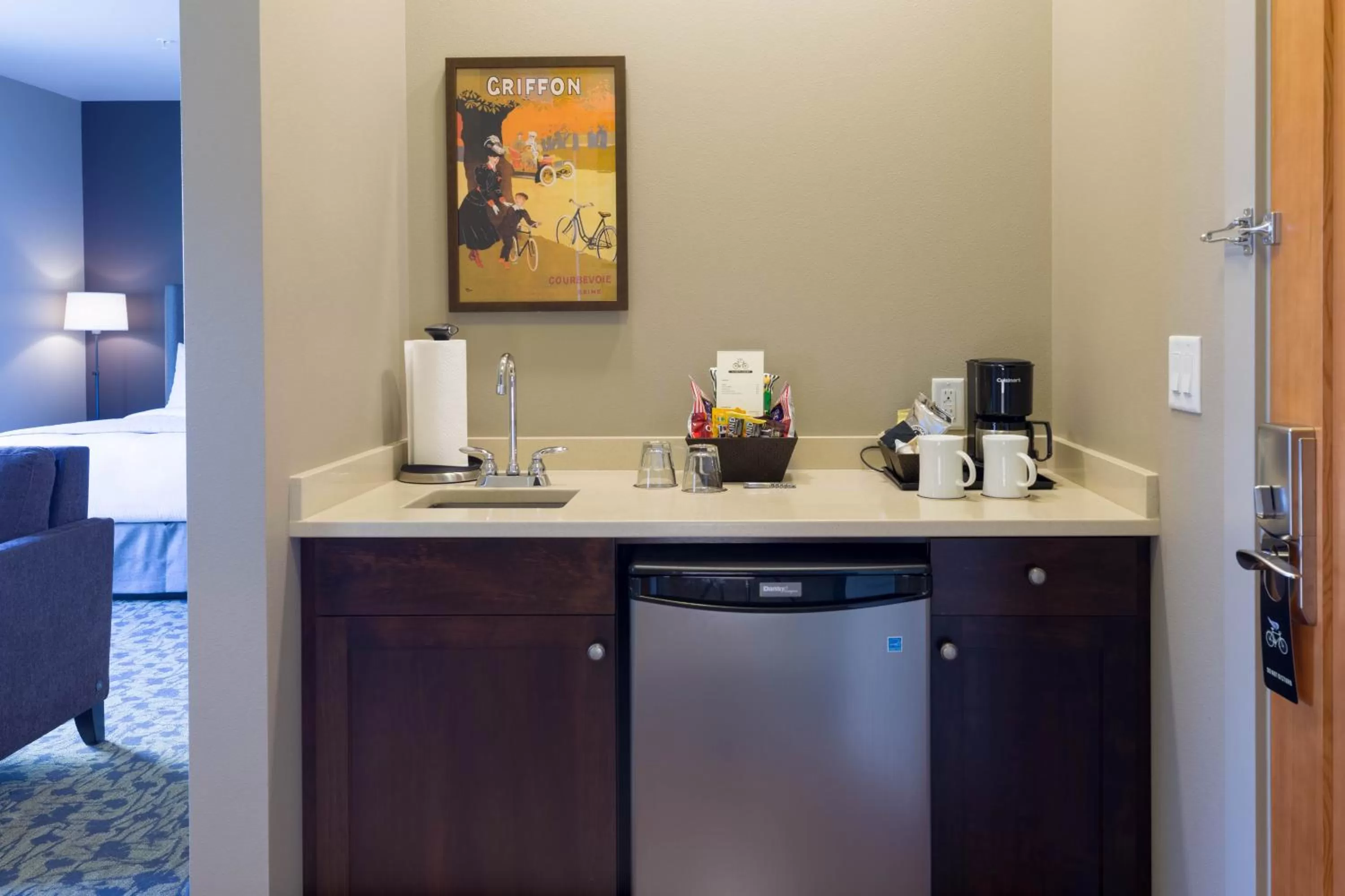 Coffee/tea facilities, Kitchen/Kitchenette in Inn at Lynden