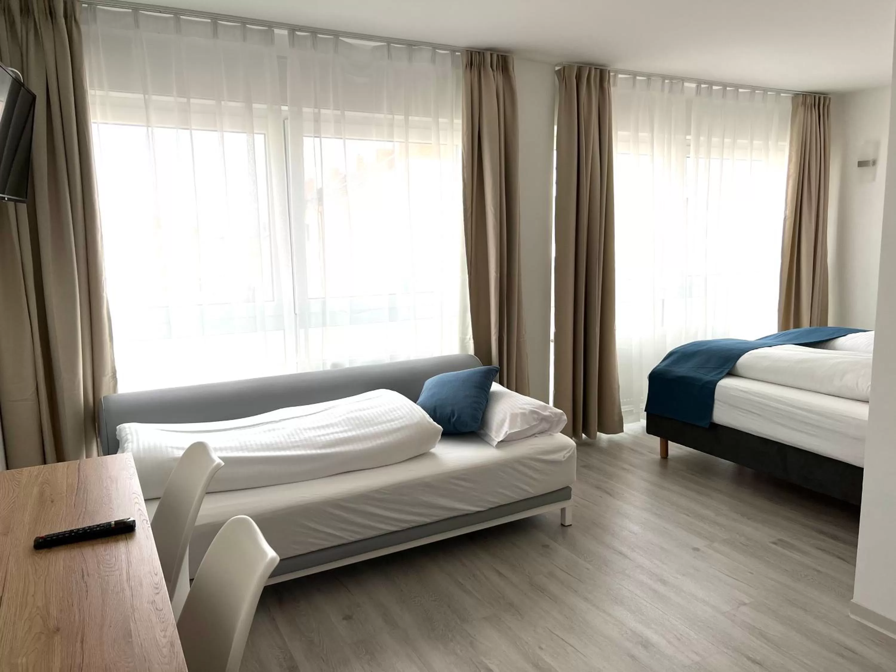 Photo of the whole room, Bed in Hotel 83