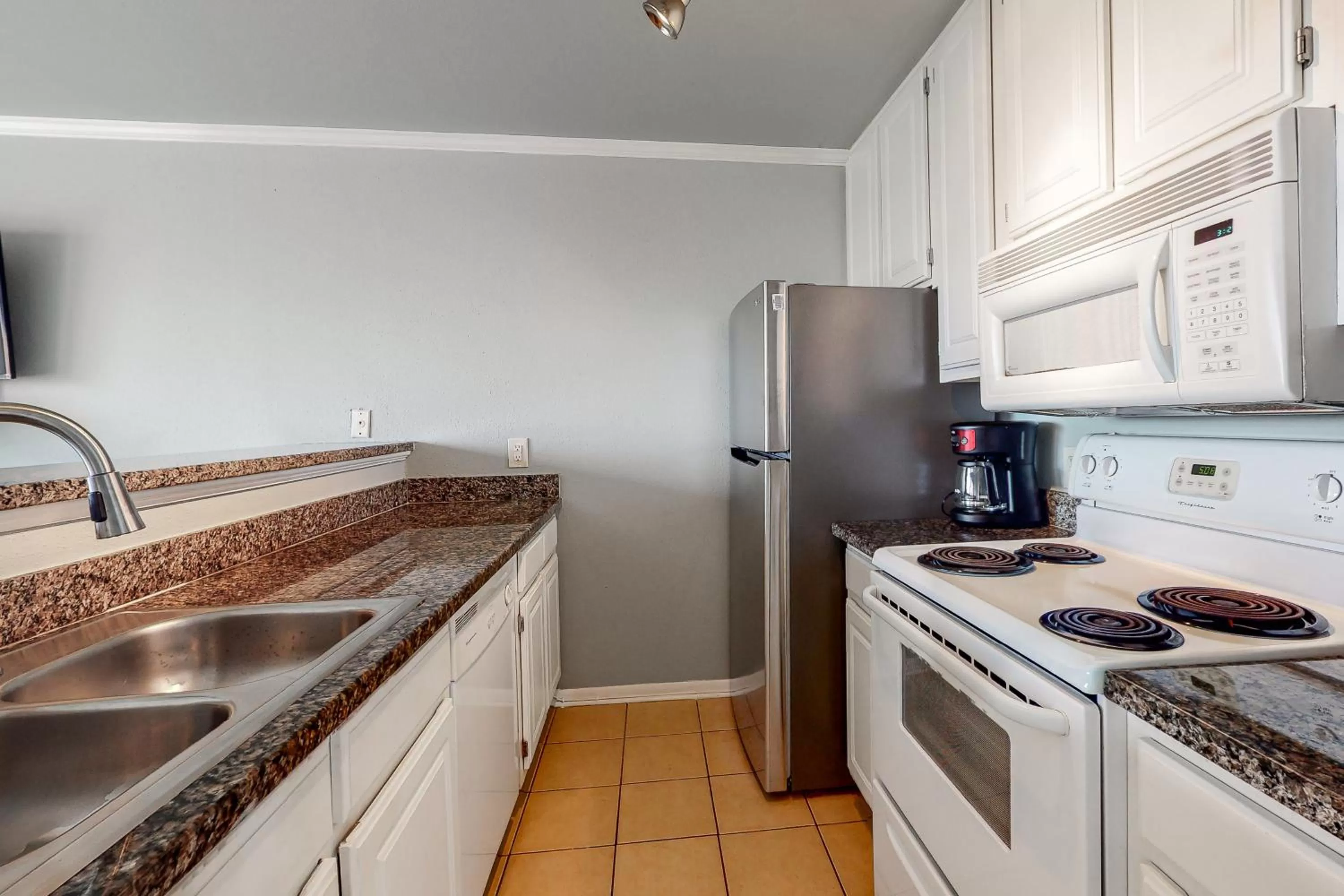 Kitchen/Kitchenette in Cove by the Seawall