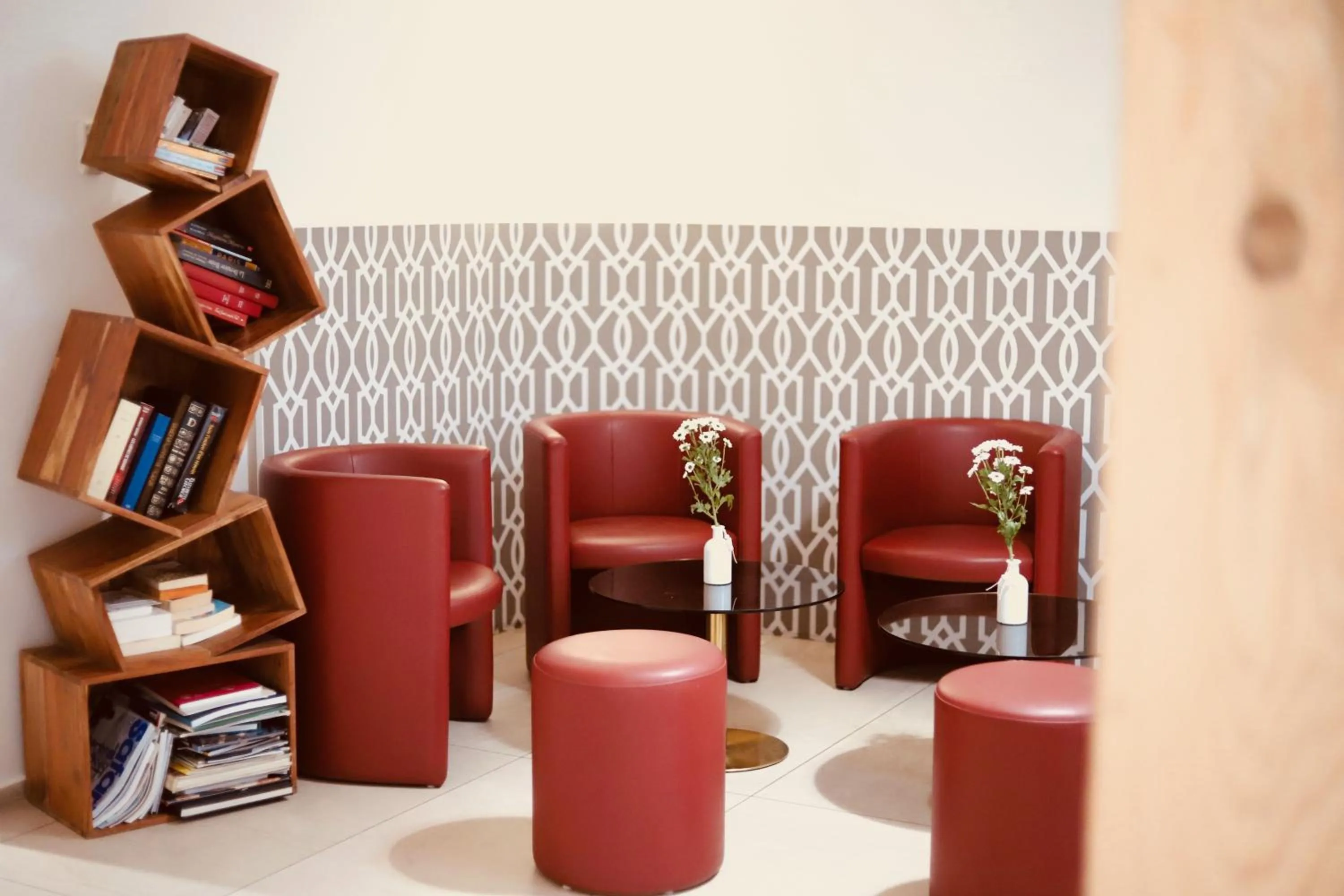 Communal lounge/ TV room in Hôtel Brésil Opéra SPA