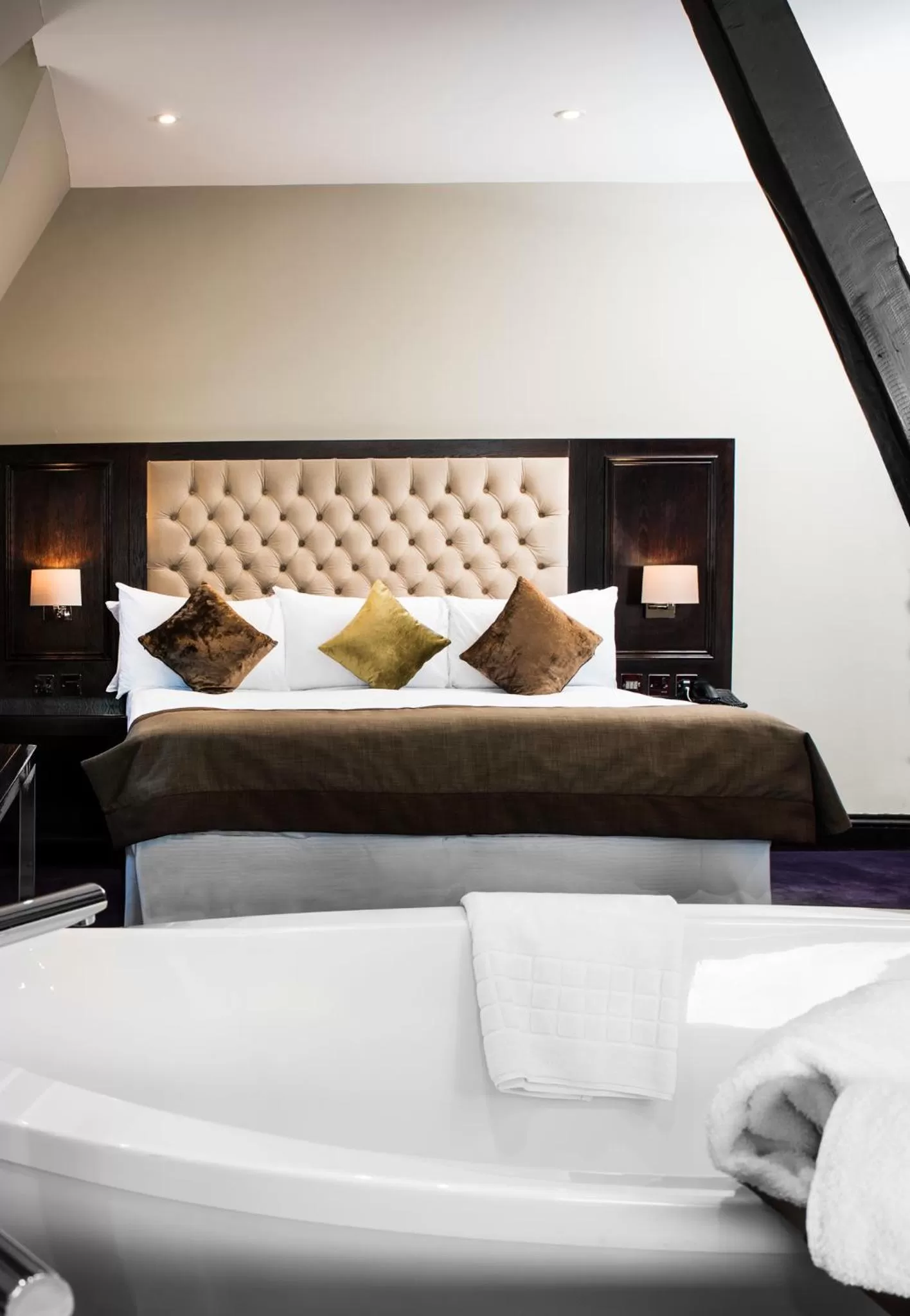 Photo of the whole room, Bed in Great Victoria Hotel