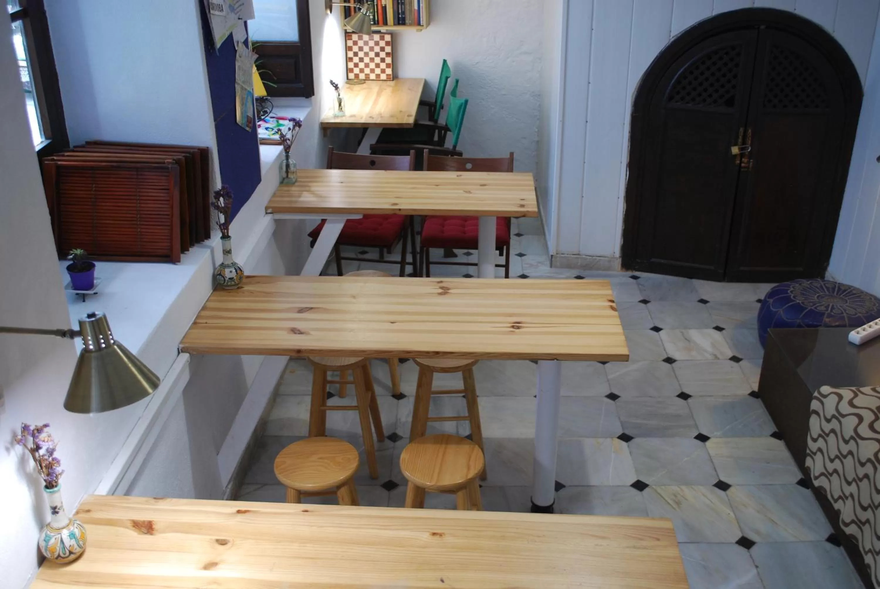 Communal lounge/ TV room in Backpacker Al-Katre