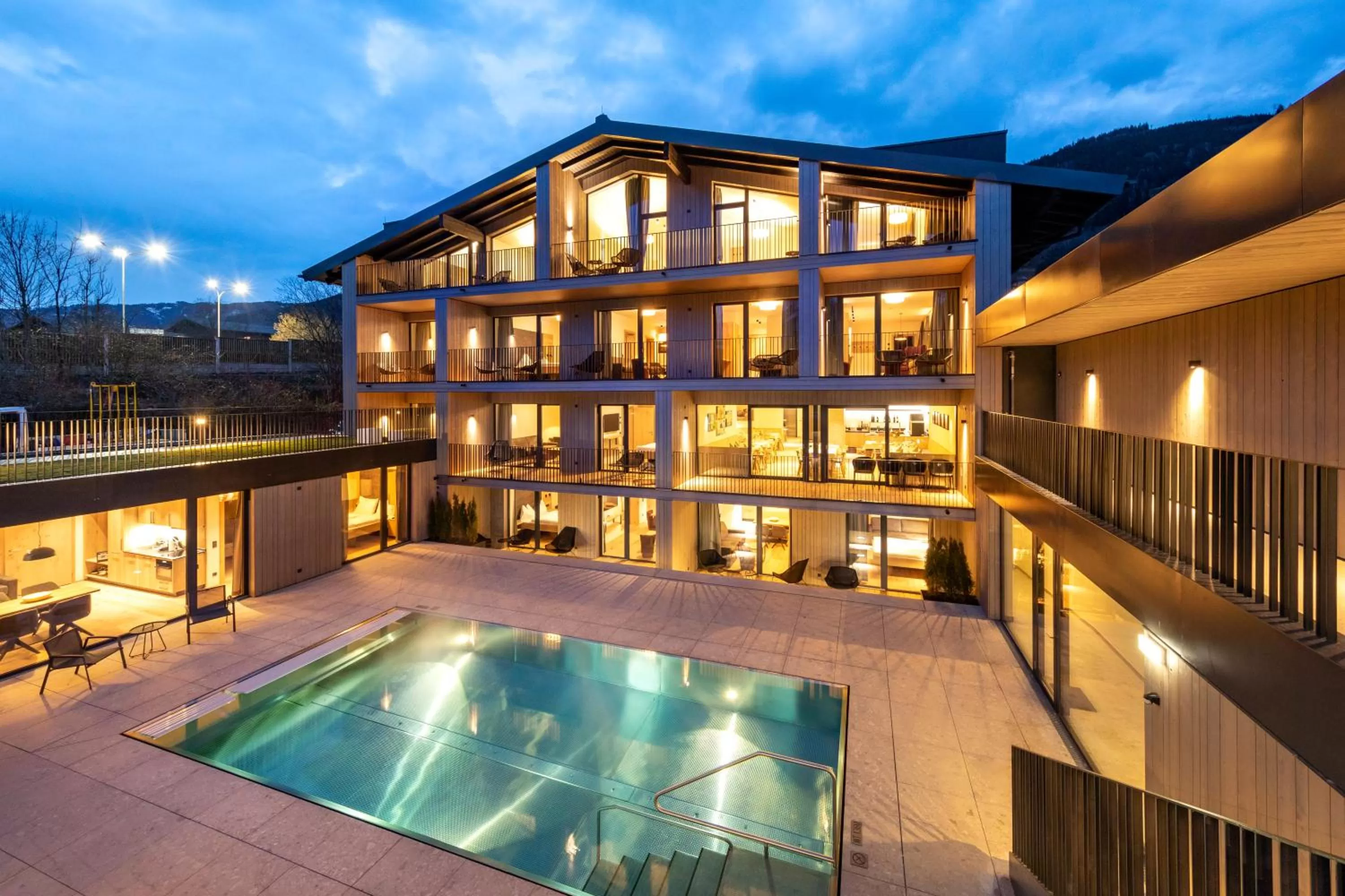 Property building, Swimming Pool in Emma Deluxe Aparthotel direkt beim Skibus
