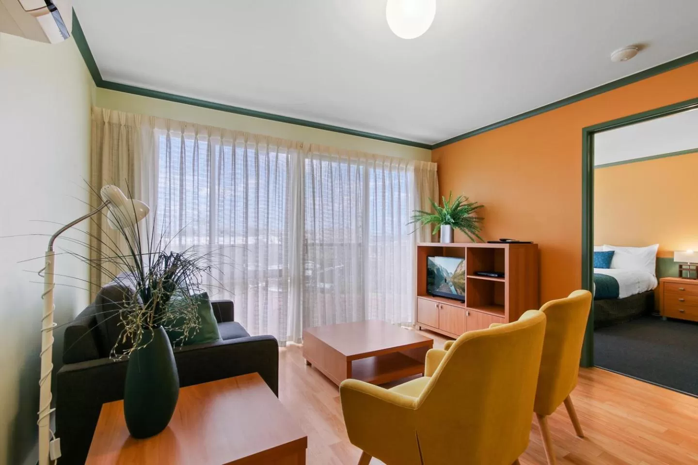 Communal lounge/ TV room, Bed in Comfort Inn & Suites Lakes Entrance